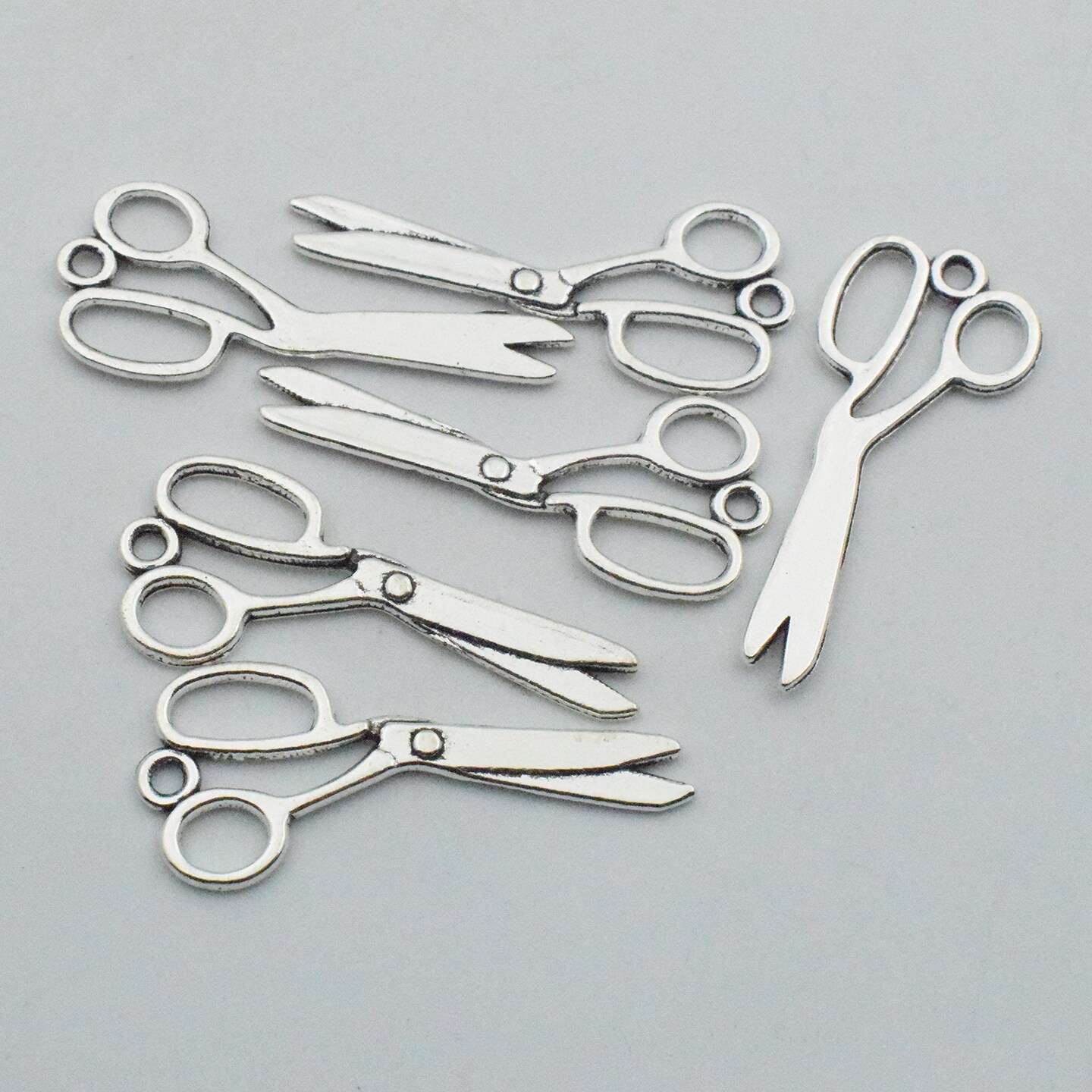 Sewing Charms Collection-100g About (60-65pcs) Antique Silver Craft Supplies Sewing Charms Pendants for Crafting, Jewelry Findings Making Accessory for DIY Necklace Bracelet (M003)