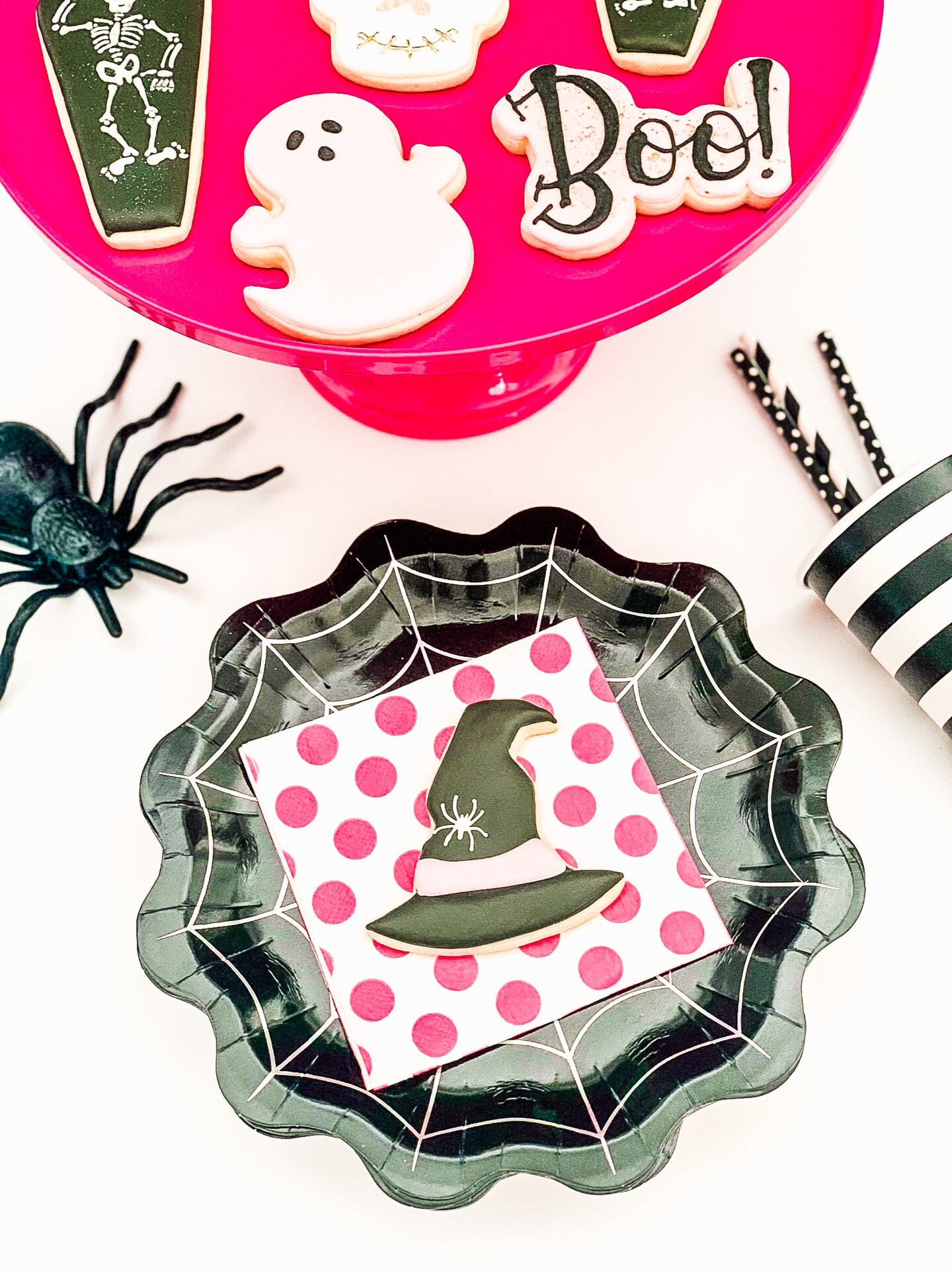 Halloween Holographic Spider Web Plates &#x2013; Perfect for Spooky Parties!