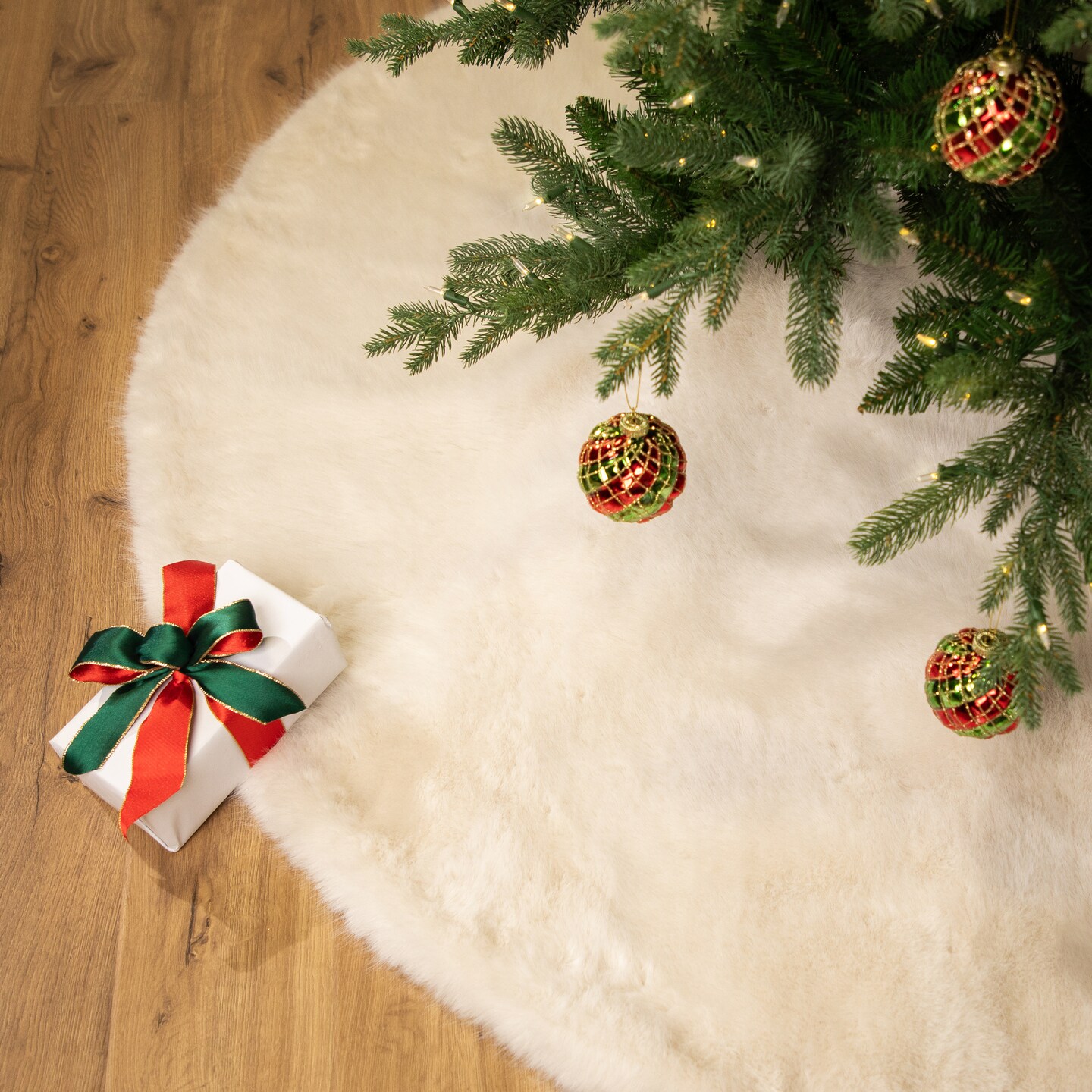 Northlight Faux Fur Round Tree Skirt - 84&#x201C; - White