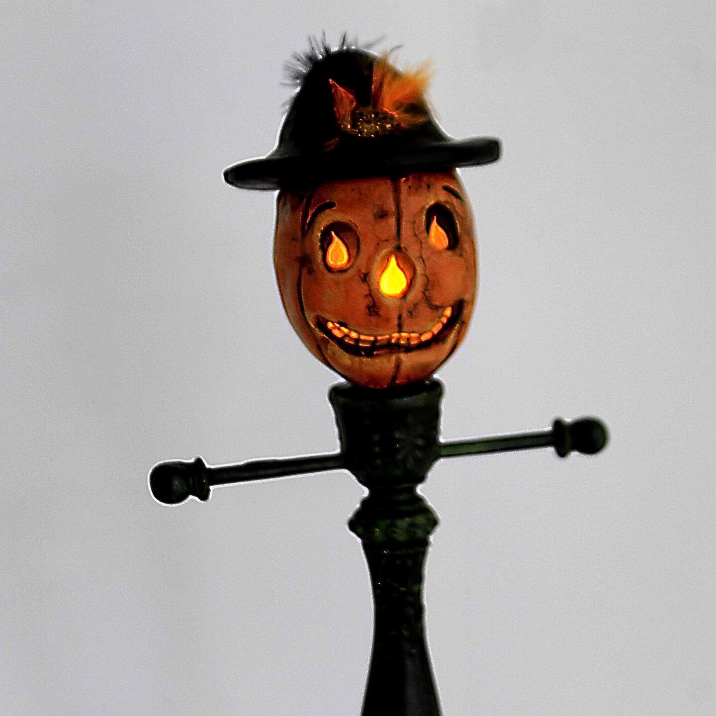 Charles Mcclenning 14.5 Inch Larry The Lamp Post Halloween Figurine , Lightweight Halloween Decor Halloween