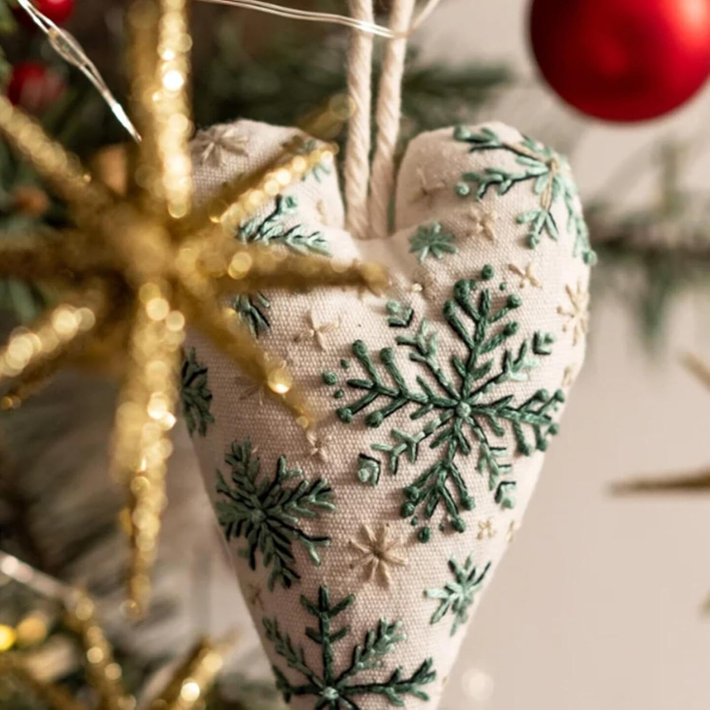 8pack Embroidery Christmas Ornament Kits, diys Heart Embroidery Christmas Decoration, Hand Embroidery Christmas Tree Hanging Ornament, Heart crosss stitchs Kits with Needles and Thread, Gifts