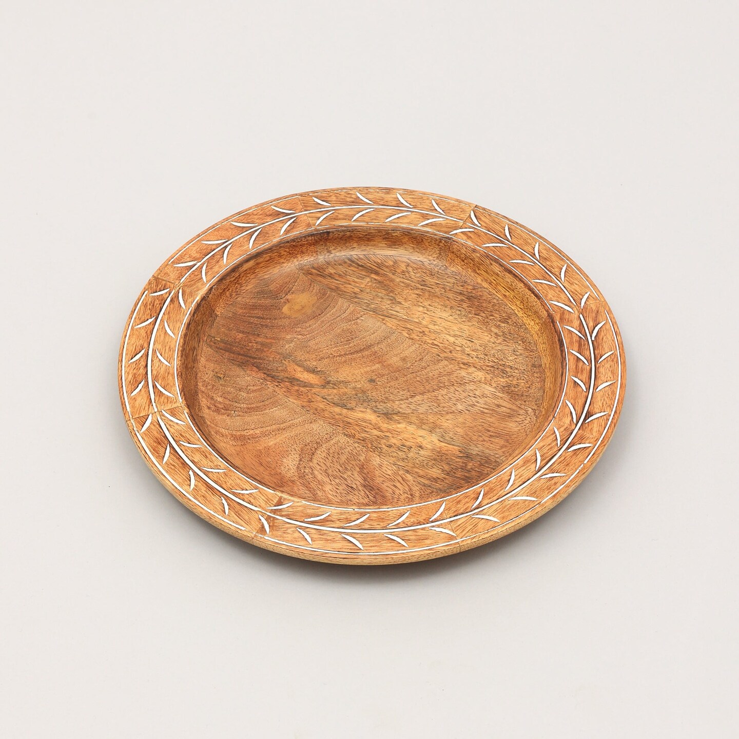 Handcrafted Natural Wood Charger Plate &#x2013; Eco-Friendly Rustic 13-Inch Dinnerware Accent