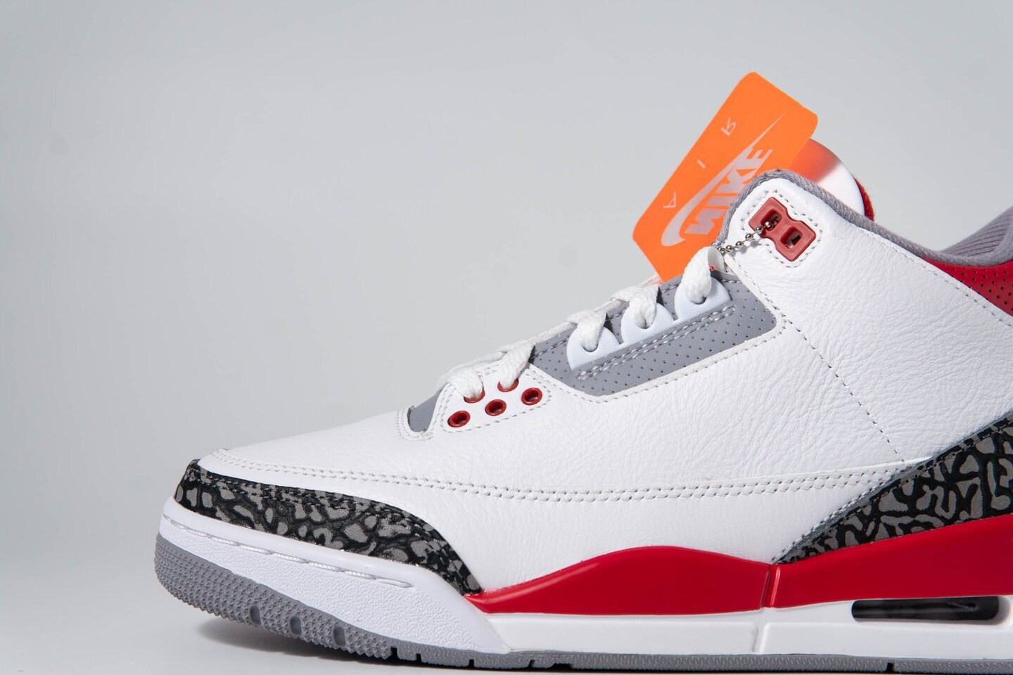 Air Jordan 3 レッド/グレー Air Jordan 3 Fire Red 2022 | MakerPlace by Michaels
