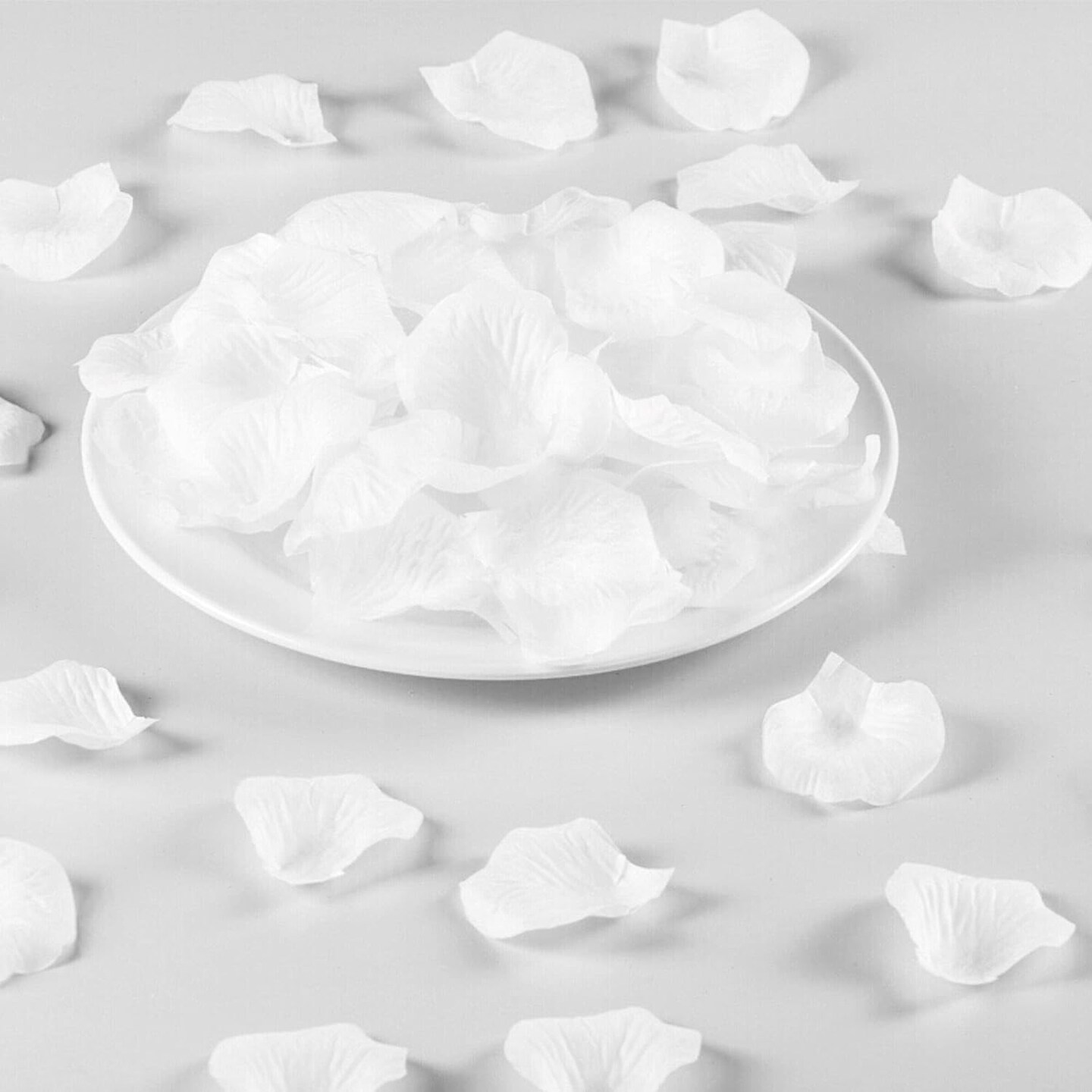 3000 pcs White Rose Flower Petals Artificial Flowers Silk Rose Petals Fake Rose Petals for Romantic Night Valentine &#x27; Day Wedding Party Flower Decorations