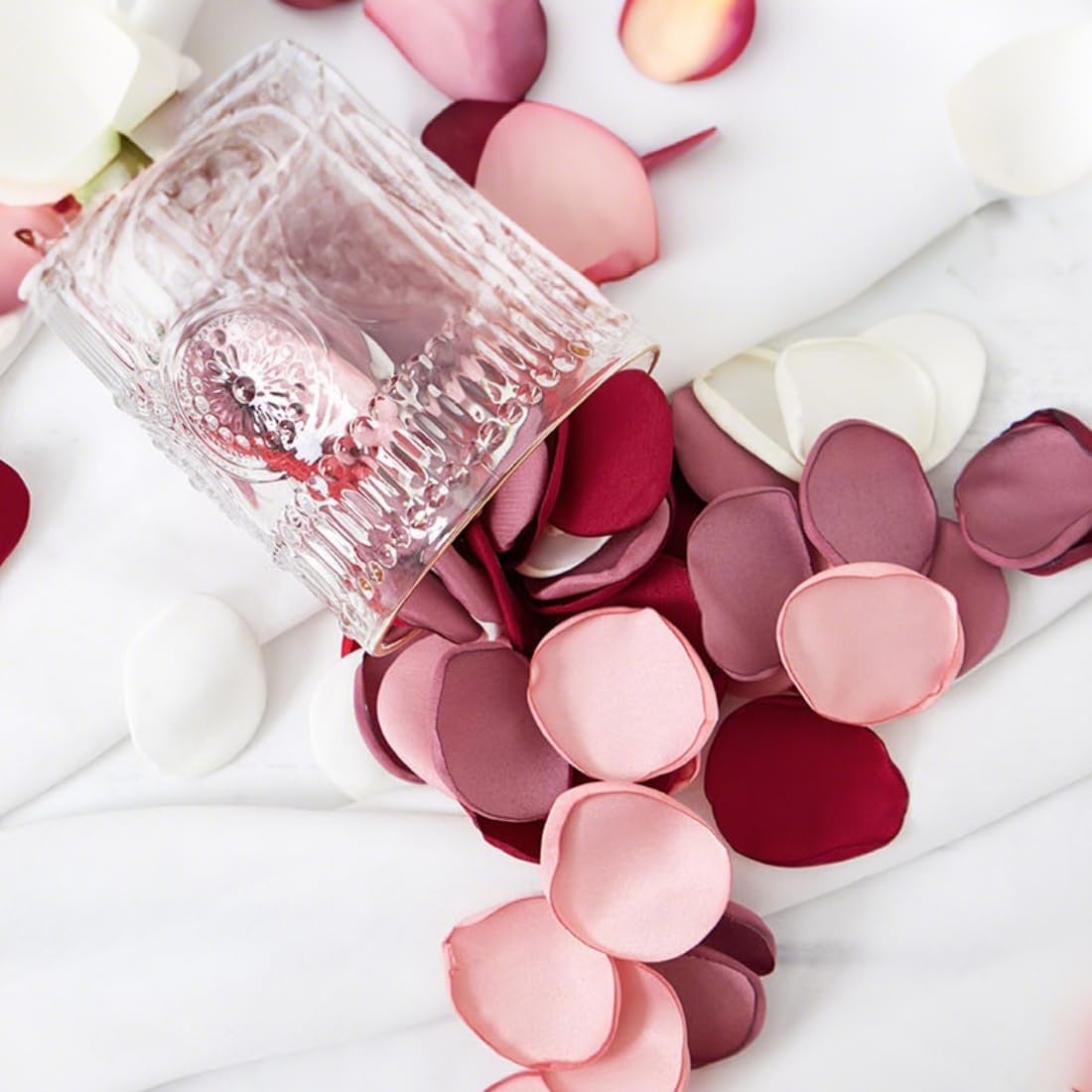 200Pcs Large Silk Rose Petals Artificial Scatter Flower Petals with Gift Box for Bridal Shower Romantic Night Wedding Aisle Reception Table Centerpieces Decor