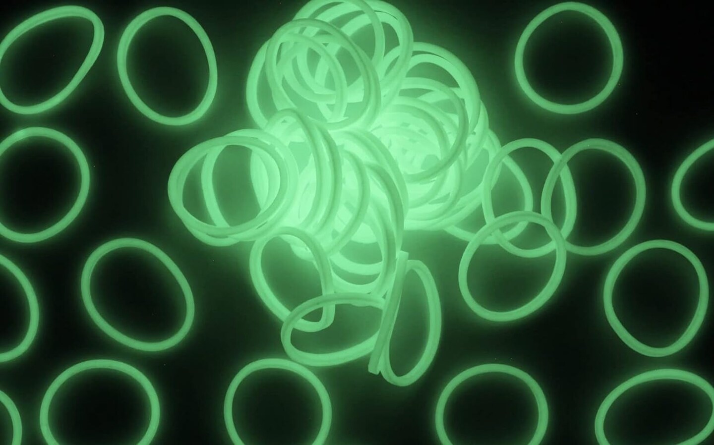 &#xAE; GLOW in the Dark Collection: White Rubber Bands with 24 C-Clips (600 Count)