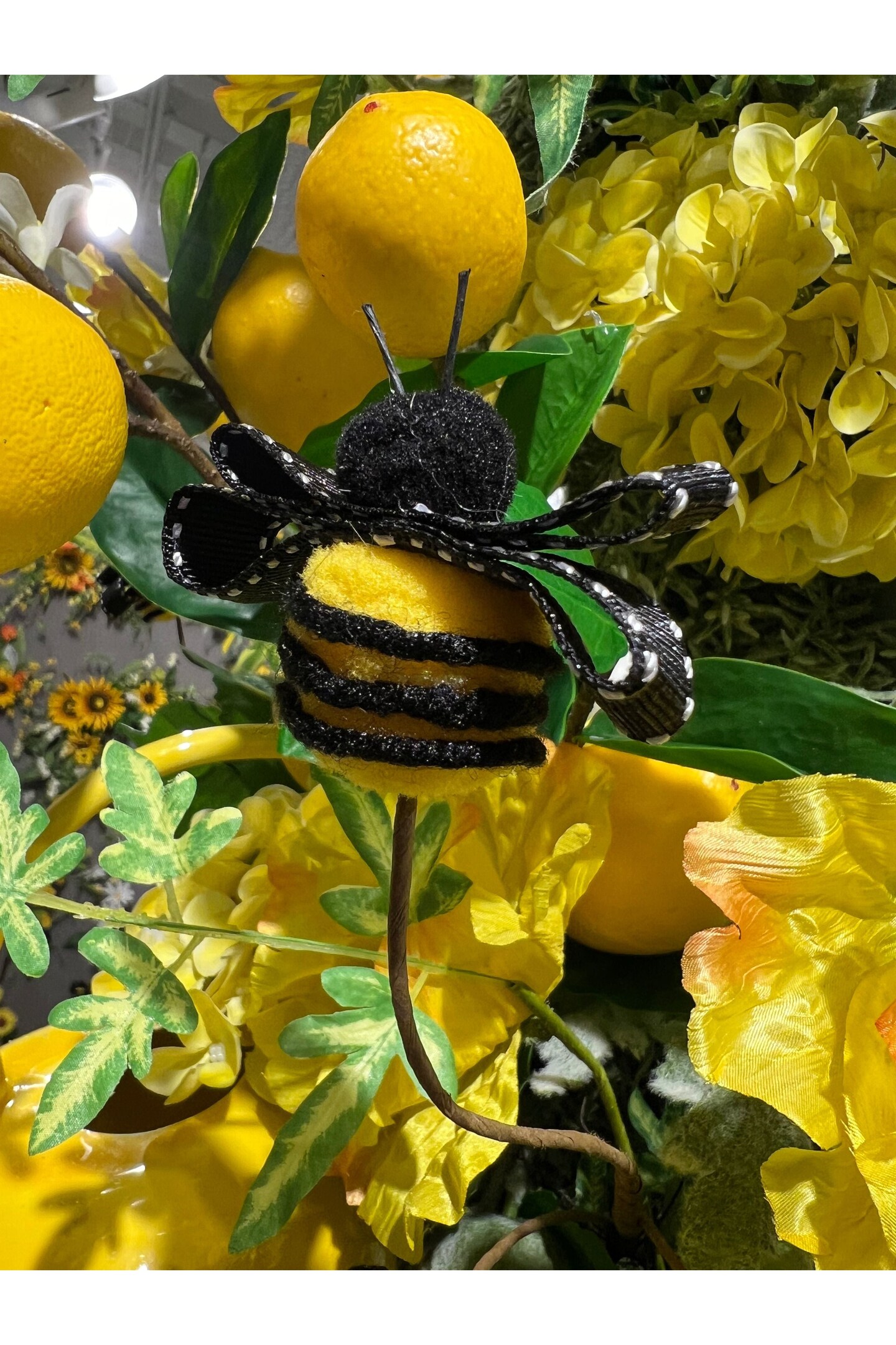 19&#x22; Spring Ribbon Bee Pick