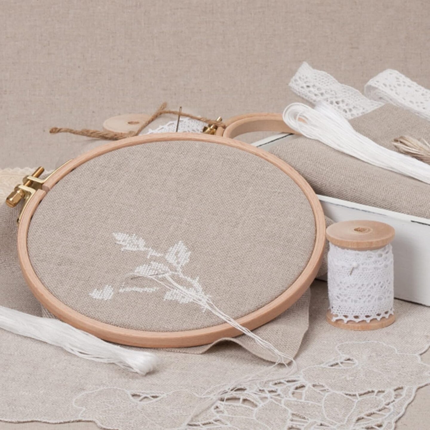 5 Pcs 5 Sizes Beech Wood Embroidery Hoops, Cross Stitch Hoop Wooden Circle for Embroidery, Cross Stitch, Needlework, Art Craft Sewing and Hanging, Wedding Wreath Decoration