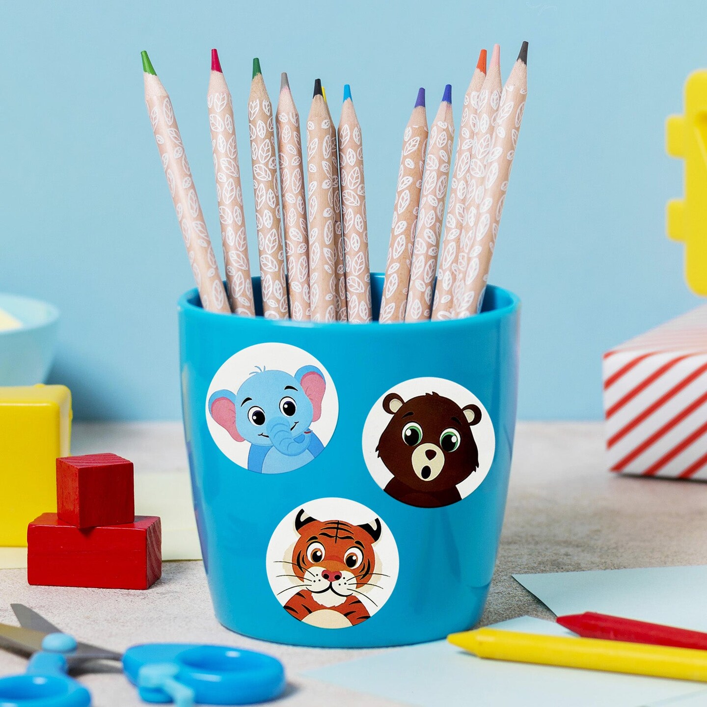 Wrapables Animal Sticker Roll, Stickers for Sealing Cards, Envelopes, Gift Boxes, Festive Party Favors (500pcs), Safari