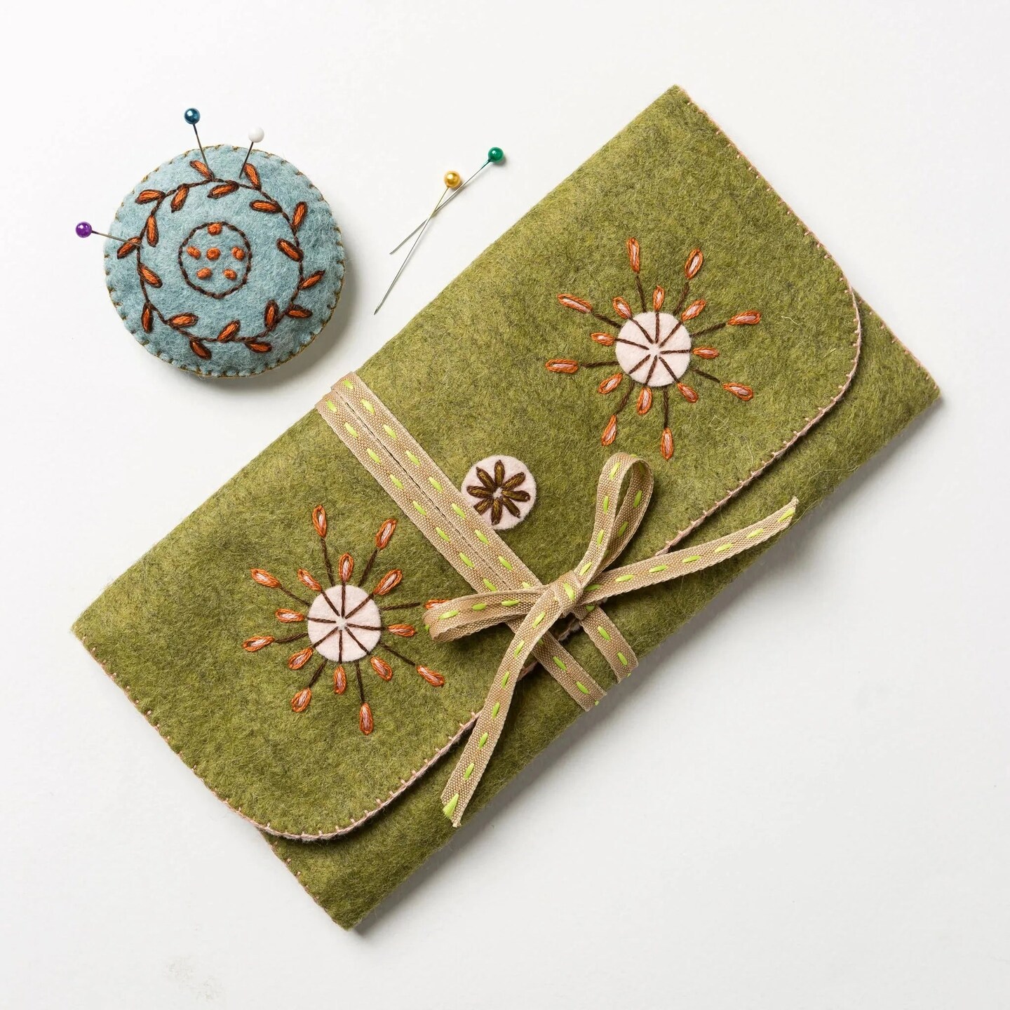 Sewing Roll from Felt Craft Kit SEWRL1O