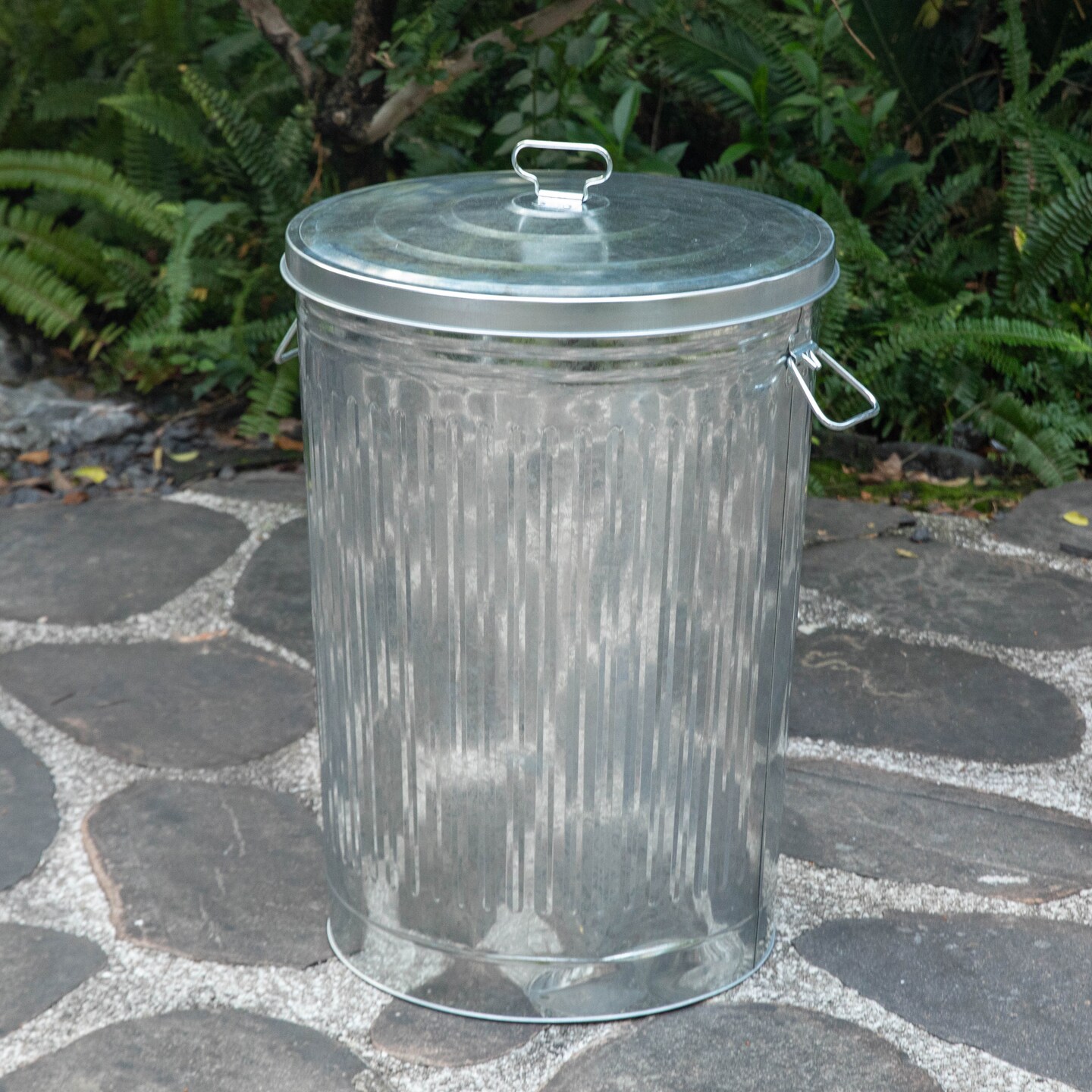 Gardenised Round Galvanized Steel, Trash Can with Lid - Durable Metal Bucket for Backyard, Lawn, Garden and Yard Use - Weather-Resistant Garbage Can for Indoor and Outdoor