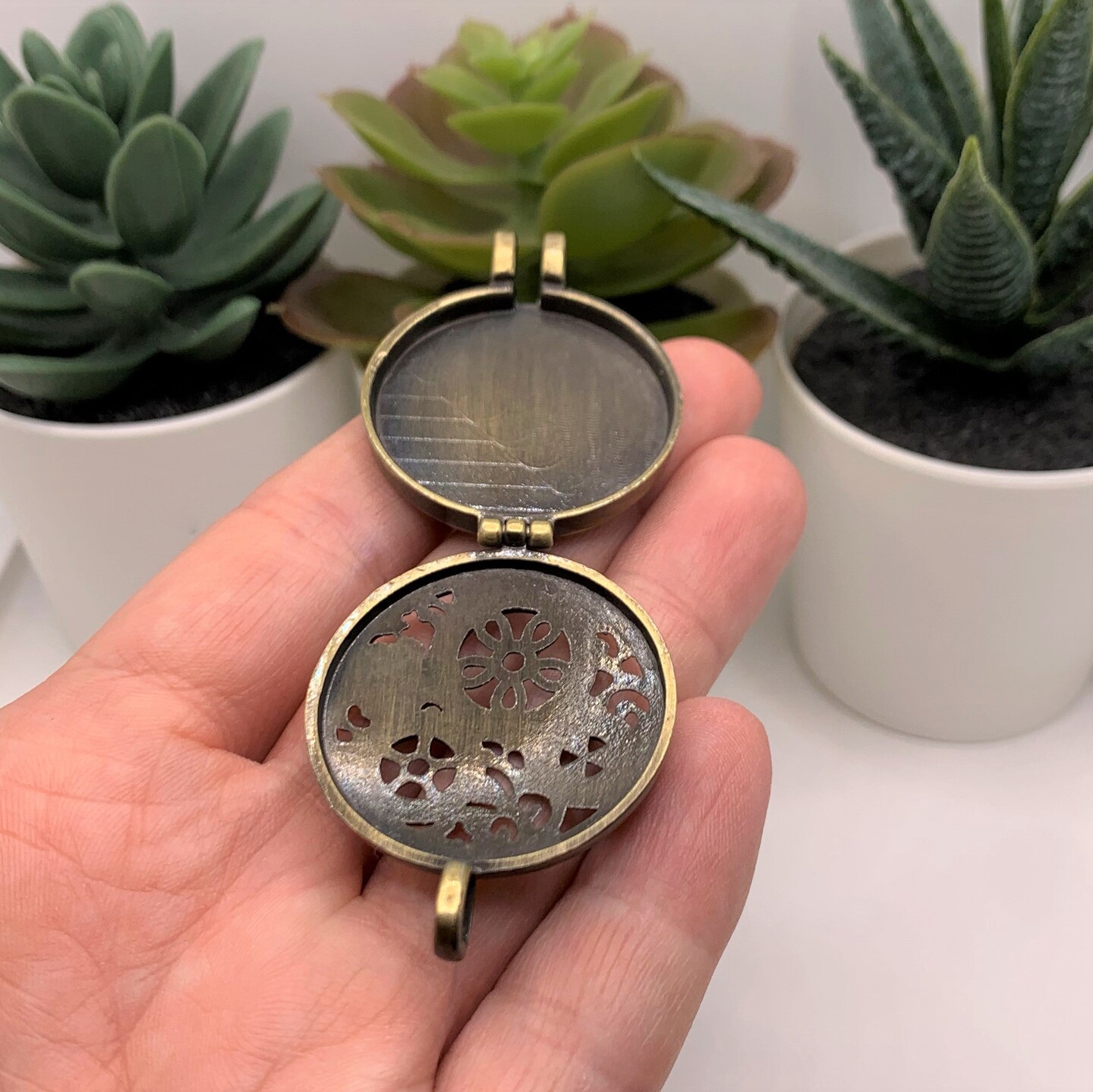 4 or 20 Pieces: Bronze Gear Aromatherapy Essential Oil Diffuser Lockets