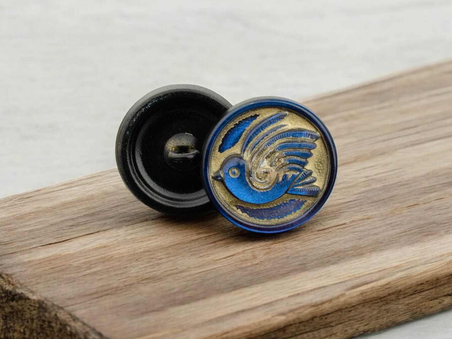 18mm Round Bird Design Button - Midnight Blue Antiqued -- Czech Glass Buttons
