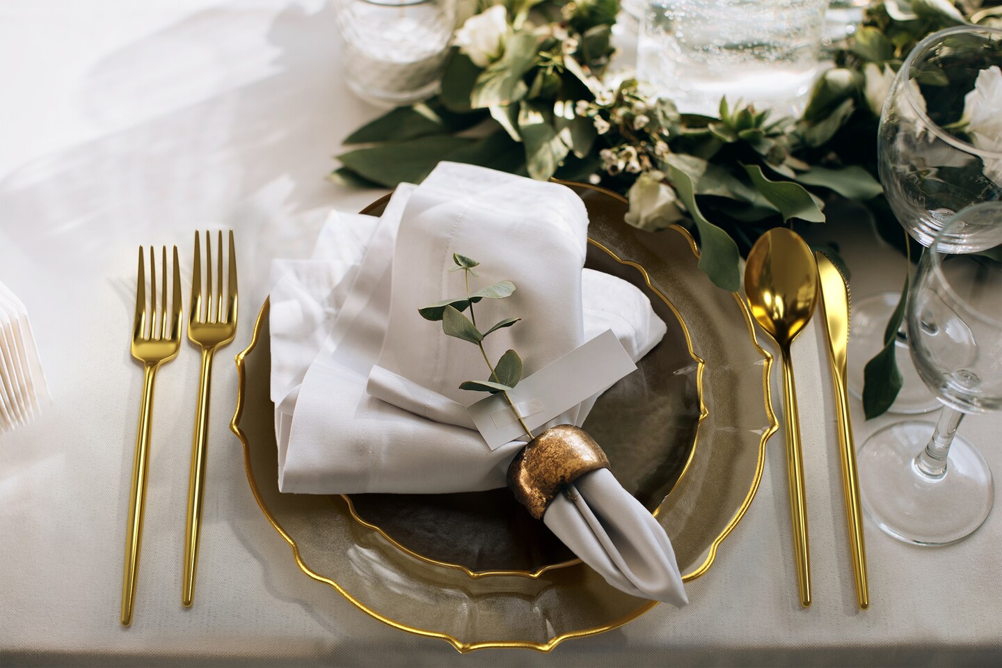 Trendables Plastic Plates for Party Fancy Plastic Dinner Plates For Guest 7.5 inch Dessert Plates & 10 Inch Thin Delicate Disposable Dinnerware Charger Plate Set