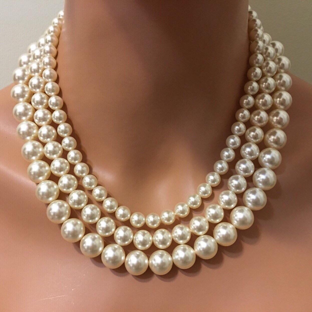 Classic Pearl Necklace 3 multi strands glass Pearls in Cream  display picture 1