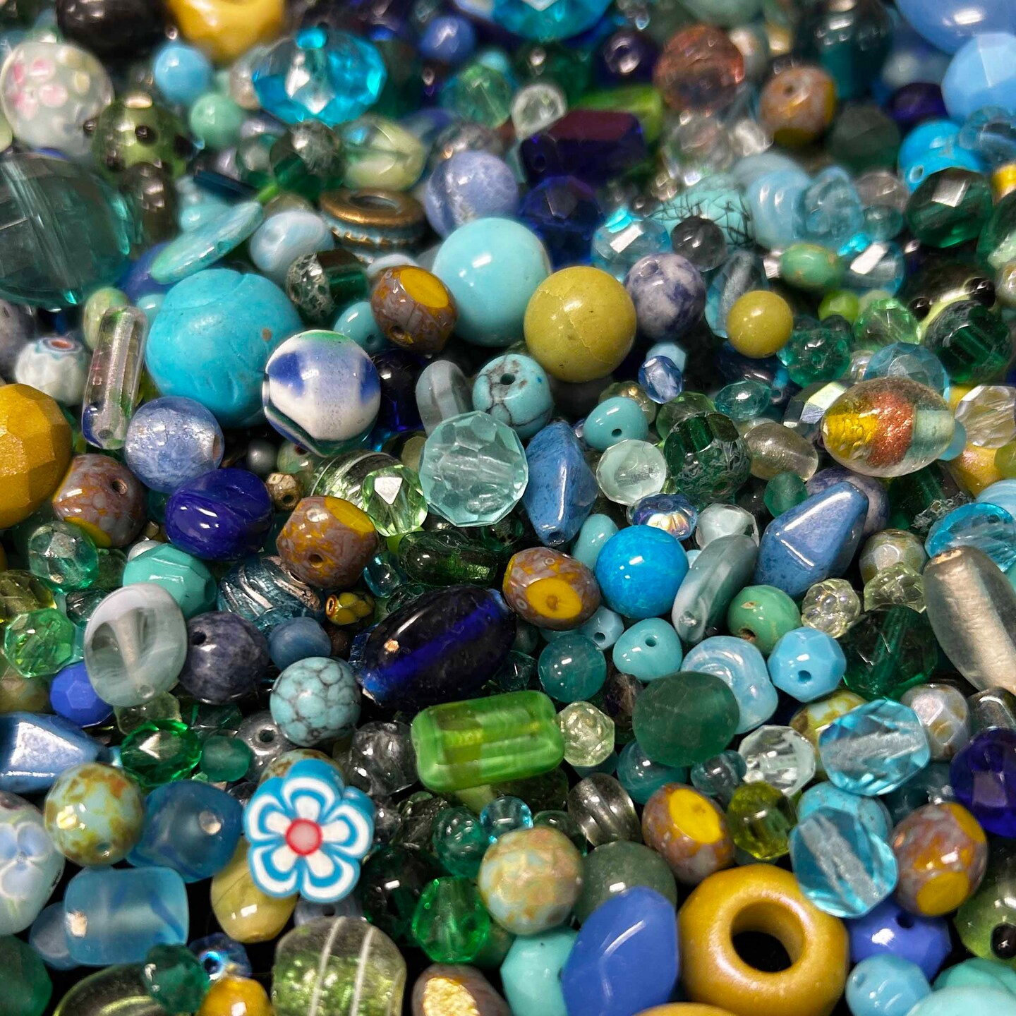 Bulk Mix of Vintage & New Glass Beads ~ Cool Mix (50g) (B539)