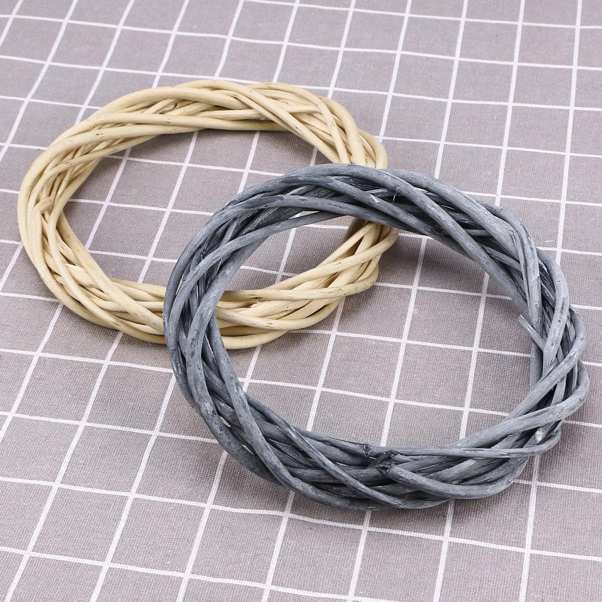 Natural Rattan Grapevine Wreath frame for DIY Crafts and Seasonal Decorations (20cm Diameter)