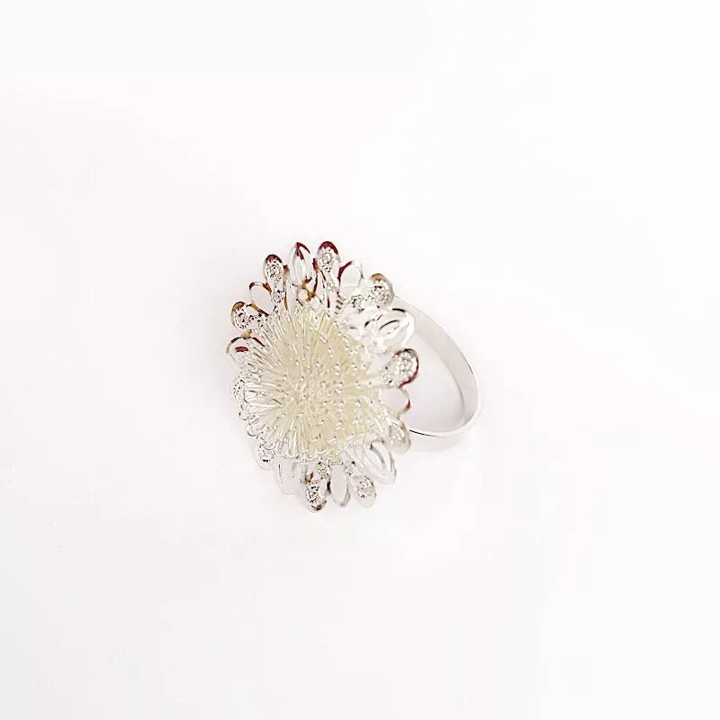 4 Silver 2 in Daisy Flower Design Metal NAPKIN RINGS Party Events Decorations