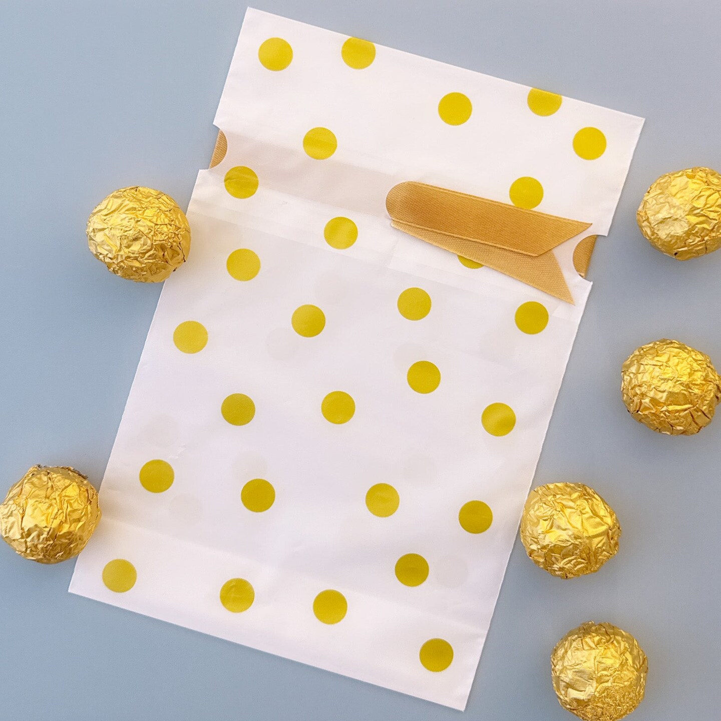 Wrapables Gold Dots Drawstring Treat Bags for Candy, Cookies, Treats, Gifts and Party Favors (50pcs)