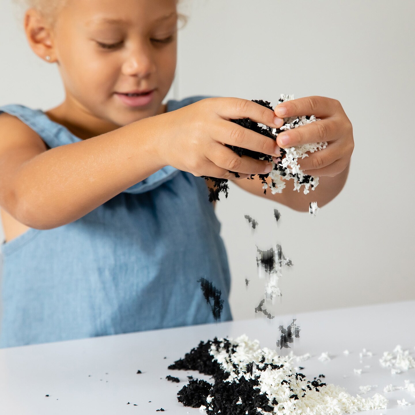 Playfoam&#xAE; Pluffle&#x2122; Twist Black &#x26; White