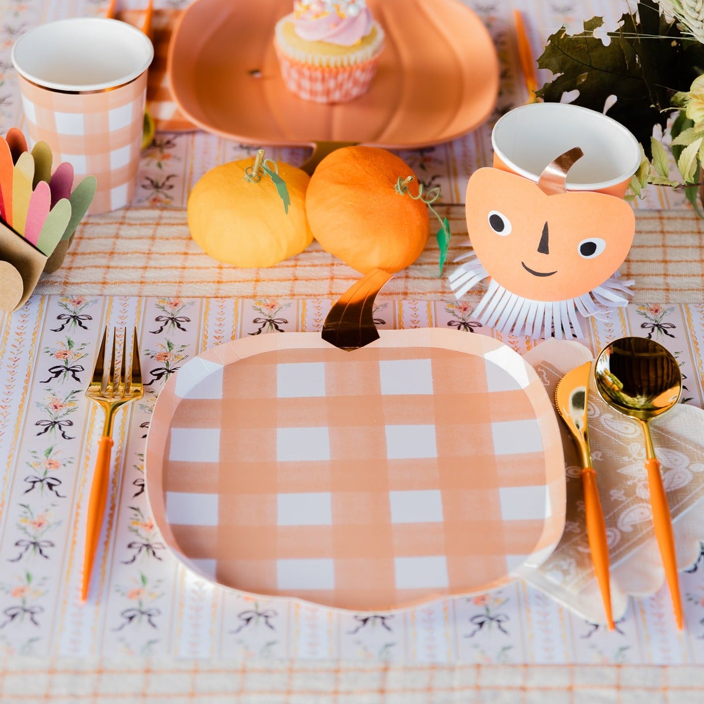 GINGHAM PUMPKIN SHAPED PLATES
