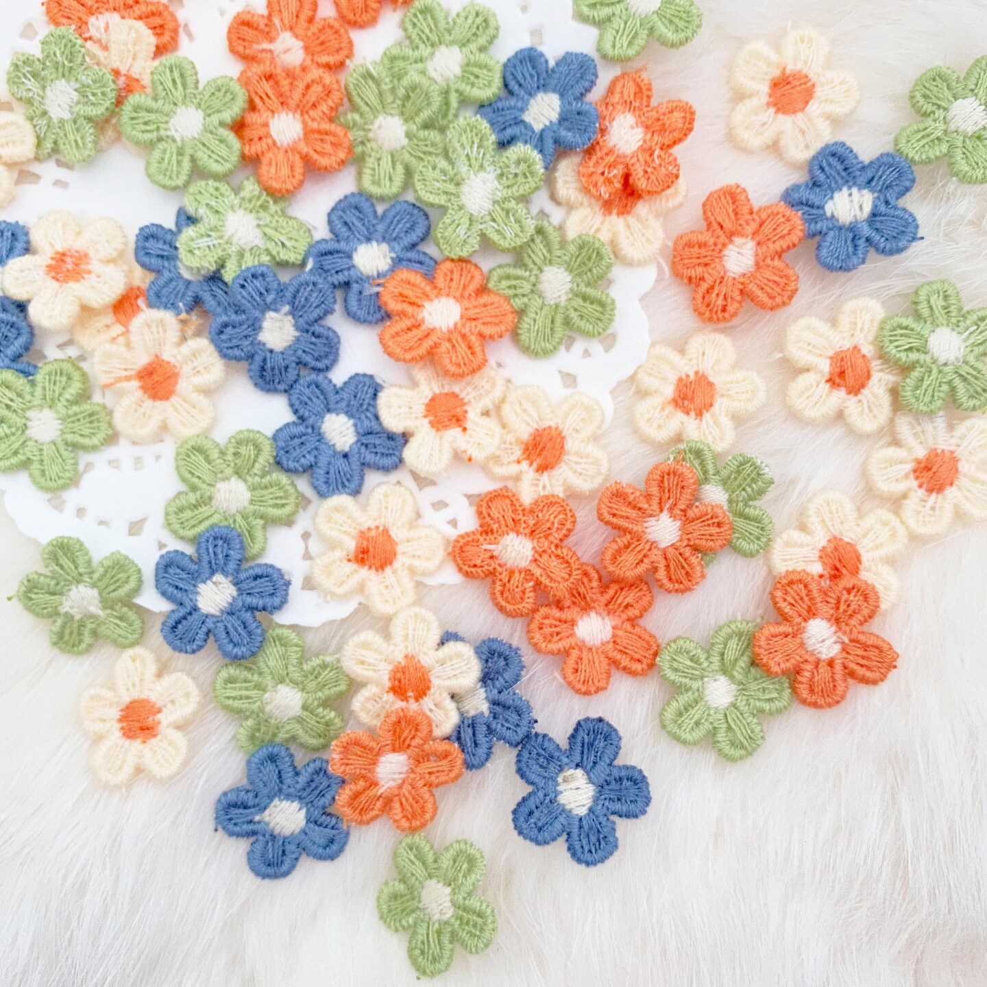 Assorted Mini Daisy 15mm 15pcs, Mix Colors Embroidery Applique Sew