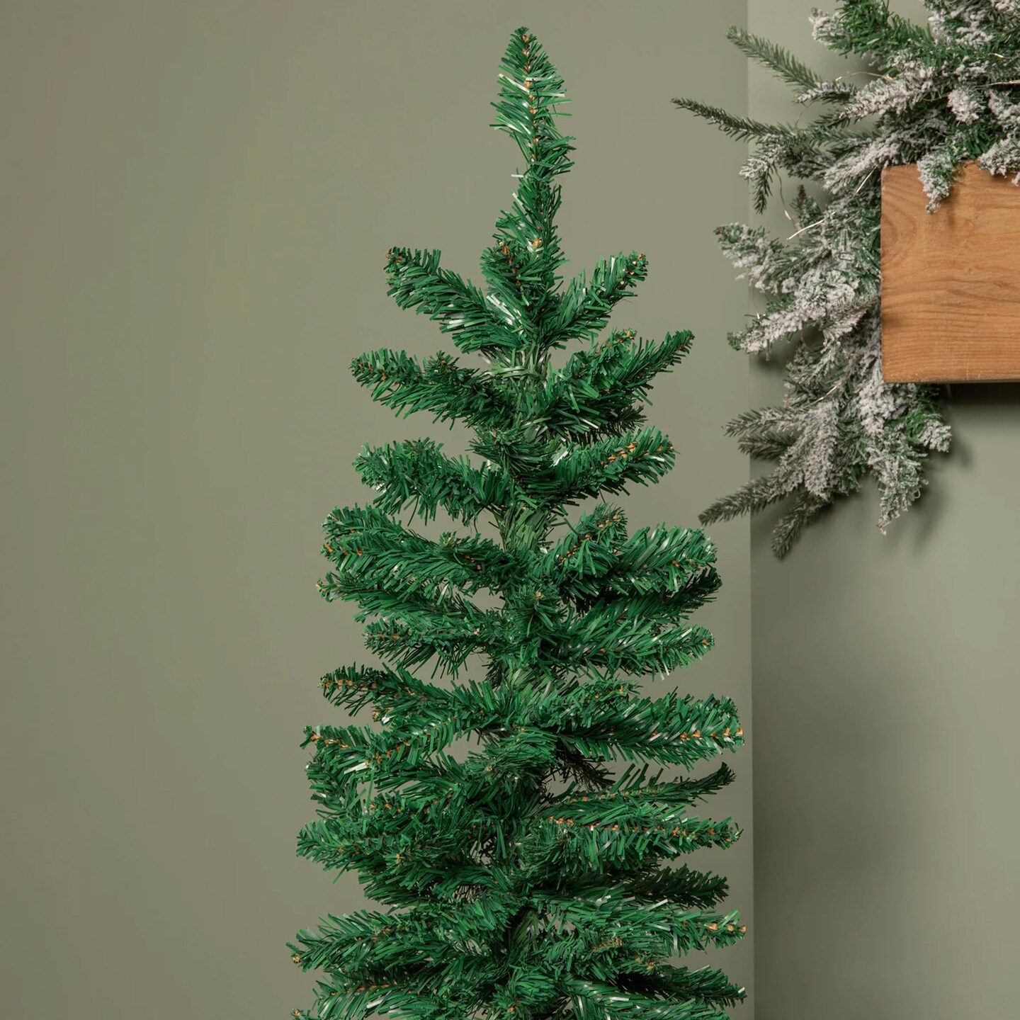 5&#x27; Classic Canadian Pine Tree