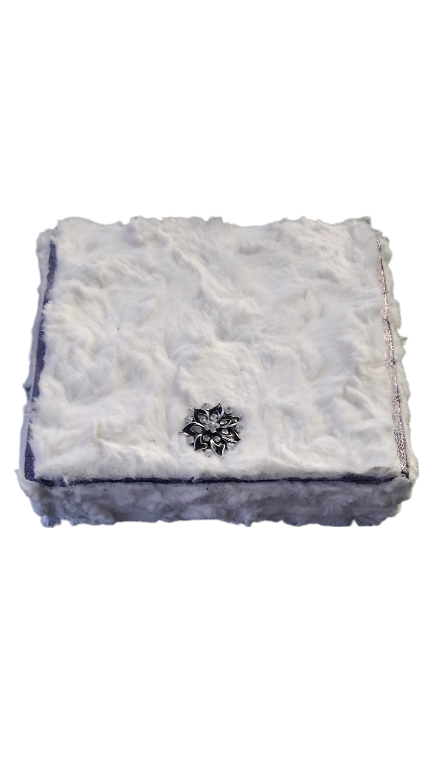 White Fur Box 450316338711117824