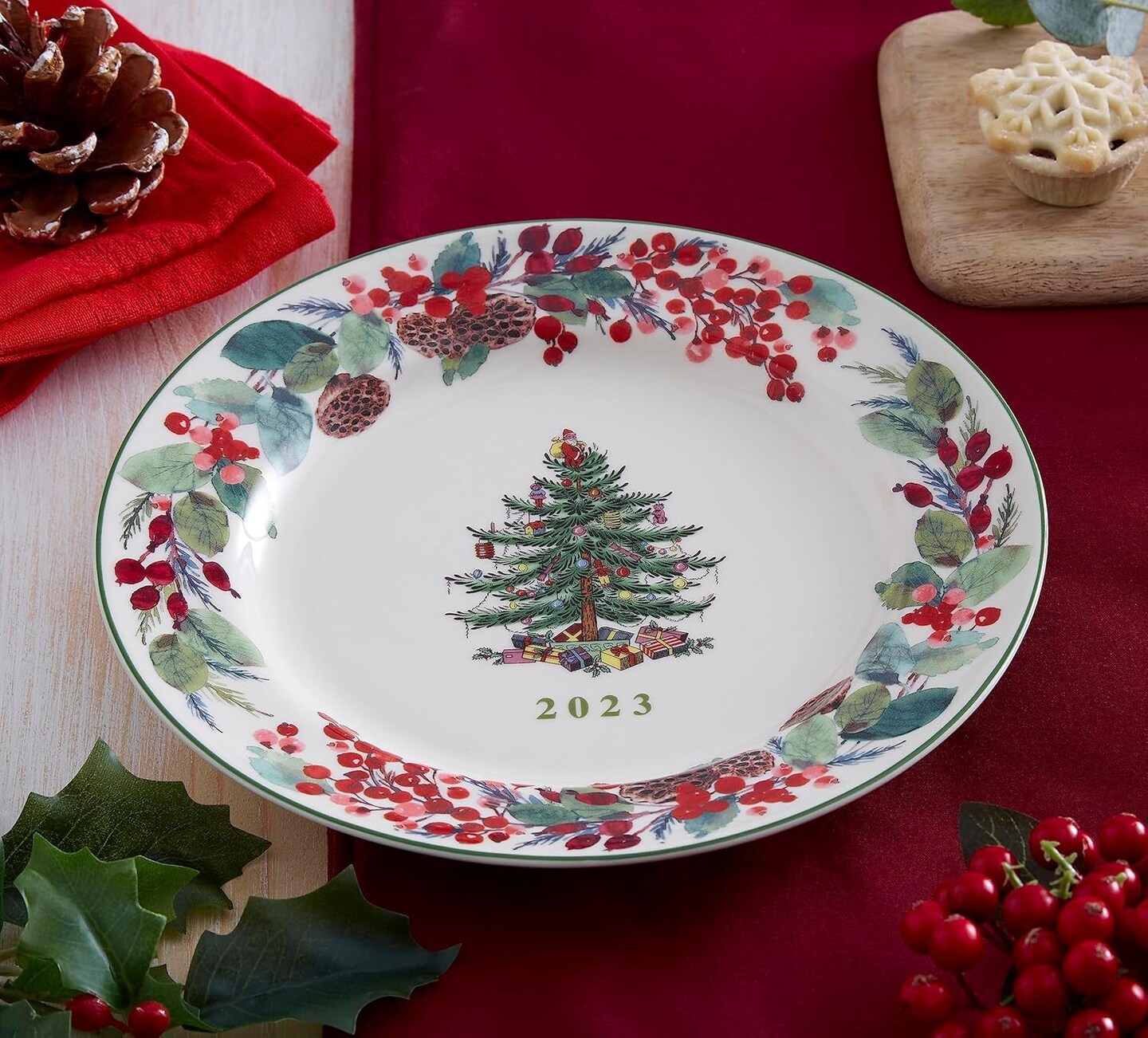 Porcelain 8-Inch Christmas Decorative Plate, 2023 Annual Collector, Traditional Style, Microwave & Dishwasher Safe
