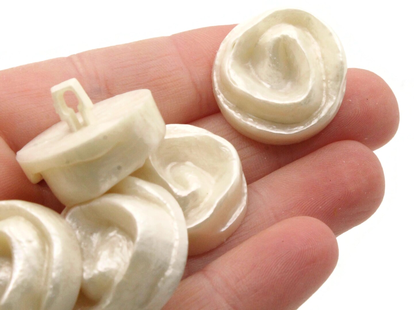 5 23mm Vintage Off White Flower Plastic Shank Buttons