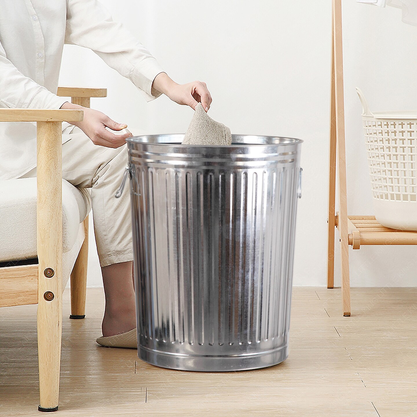 Gardenised Round Galvanized Steel, Trash Can with Lid - Durable Metal Bucket for Backyard, Lawn, Garden and Yard Use - Weather-Resistant Garbage Can for Indoor and Outdoor