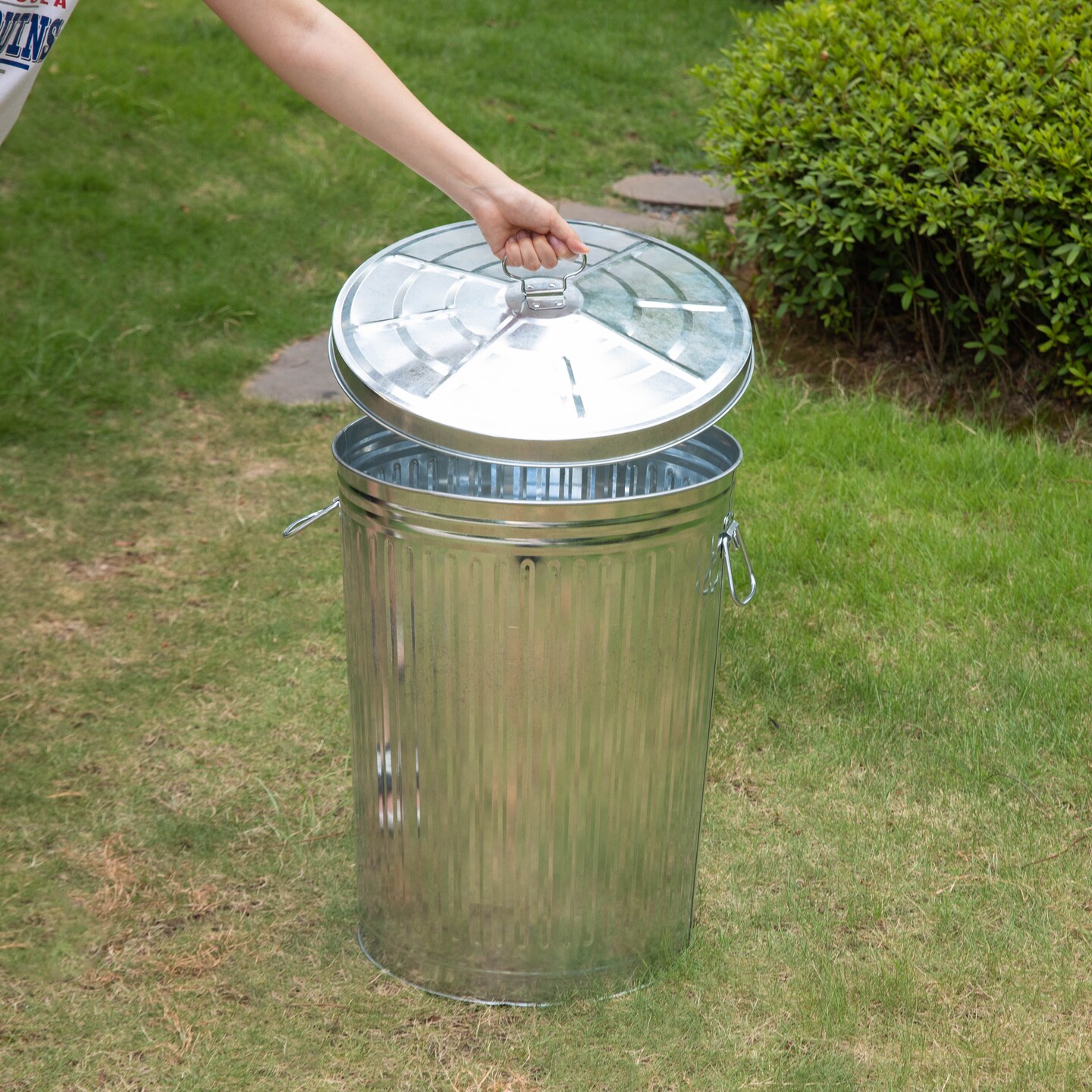 Gardenised Round Galvanized Steel, Trash Can with Lid - Durable Metal Bucket for Backyard, Lawn, Garden and Yard Use - Weather-Resistant Garbage Can for Indoor and Outdoor