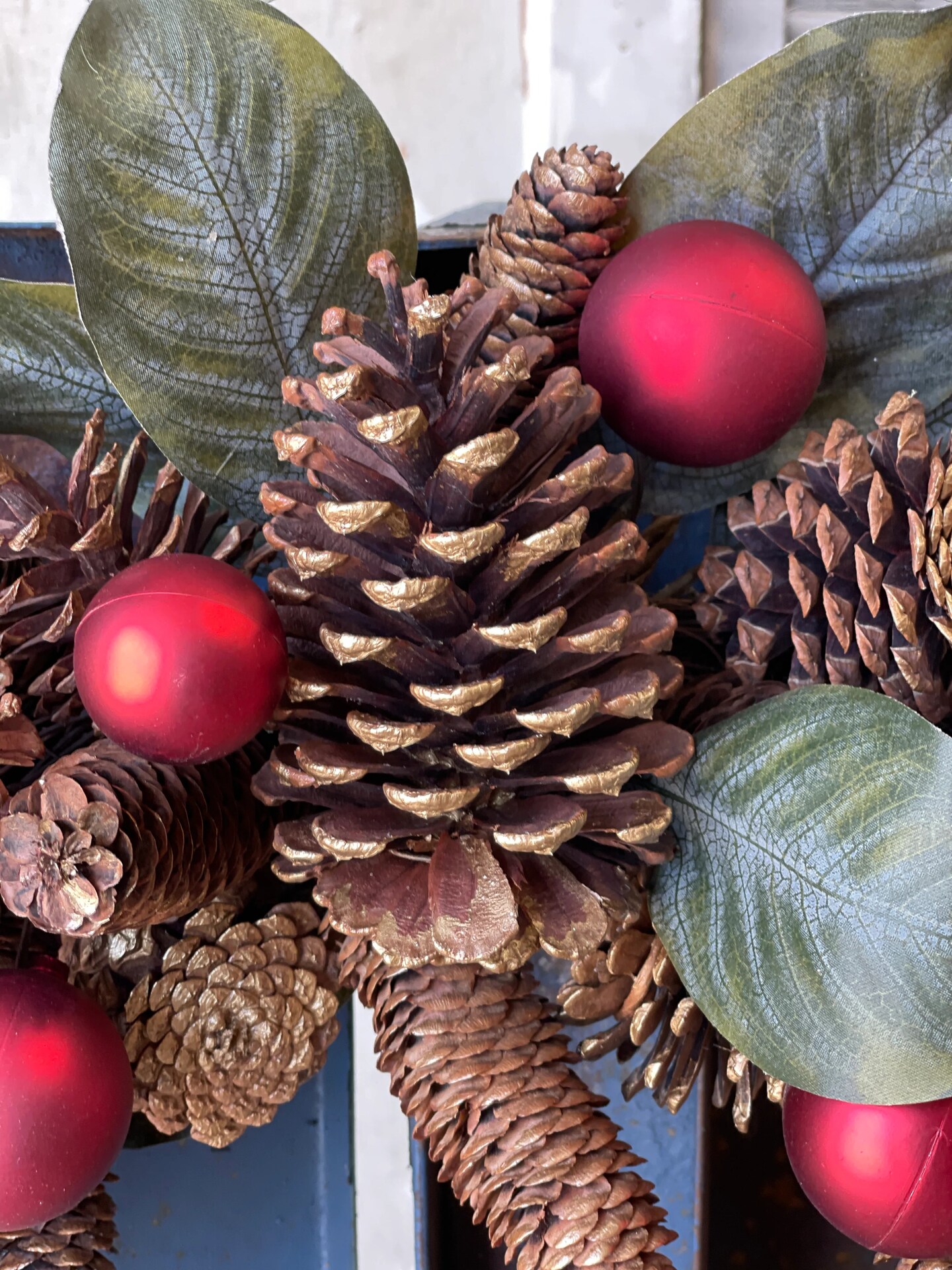 Pinecone Wreath | 24" - Christmas Holiday Elegant Door Decoration - Holiday Tree