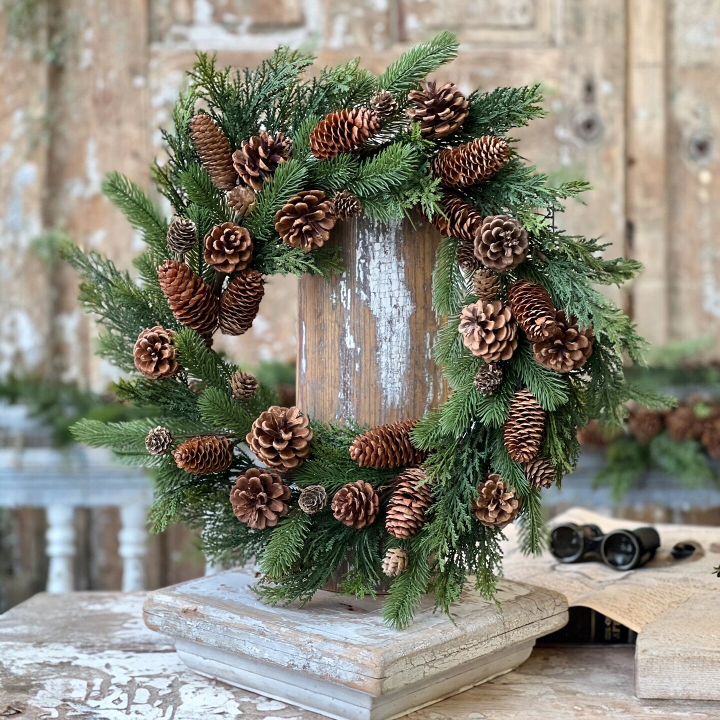 Alpine Evergreen Pinecone Wreath | 22&#x22; - Christmas Holiday Elegant Door Decoration - Holiday Tree