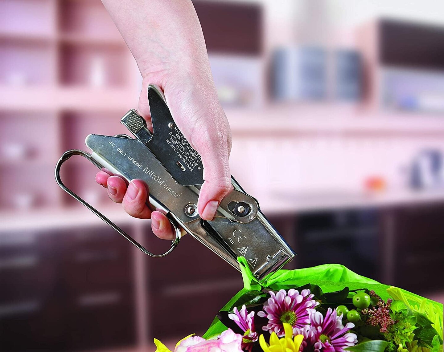 P22 Heavy Duty Handheld Plier Stapler for Crafts, Office, and Insulation, Uses 1/4-Inch and 5/16-Inch Staples