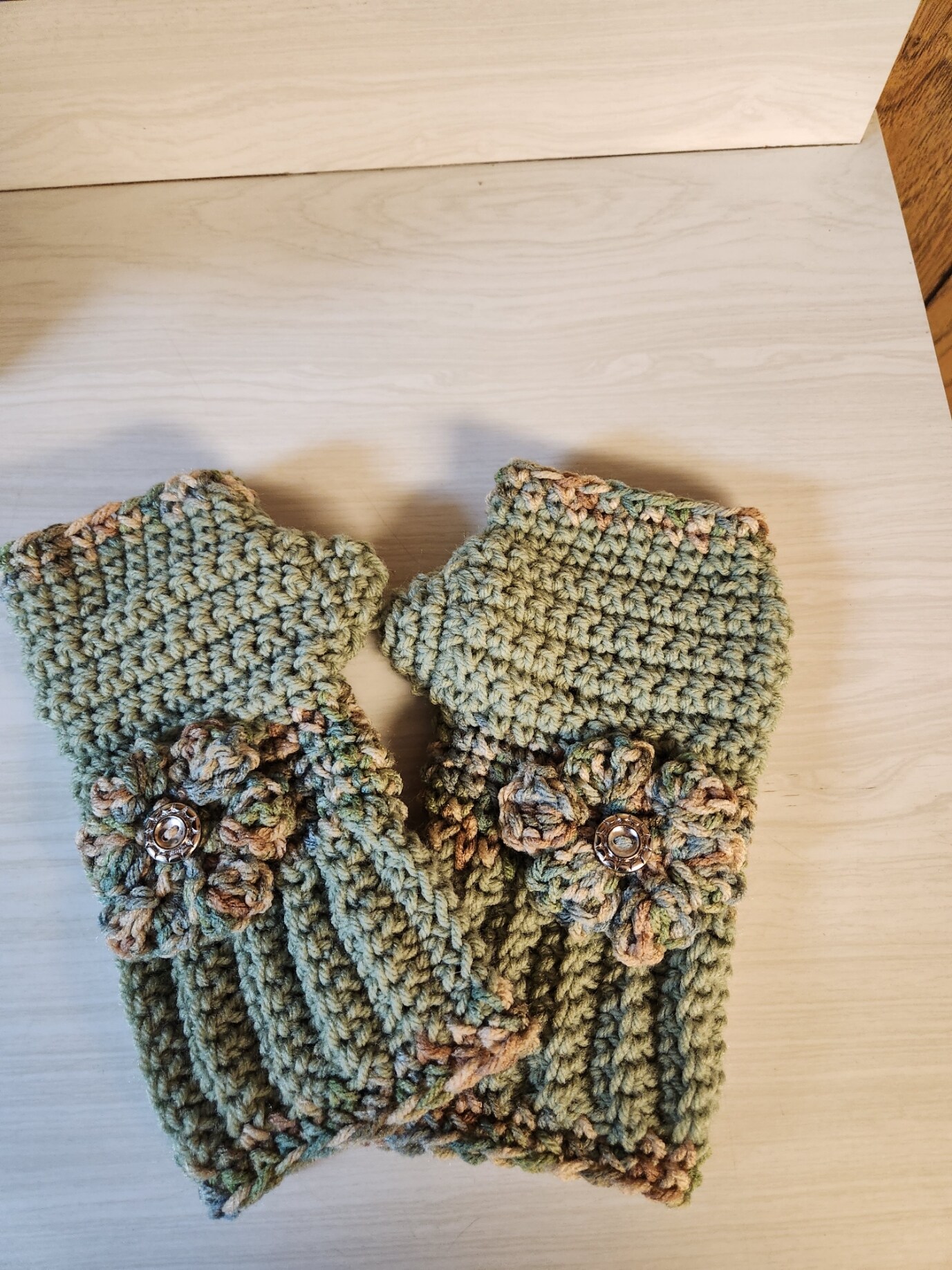 SLOUCH STYLE BUCKET SAGE GREEN MULTI COLOR HAND CROCHETED  display picture 3