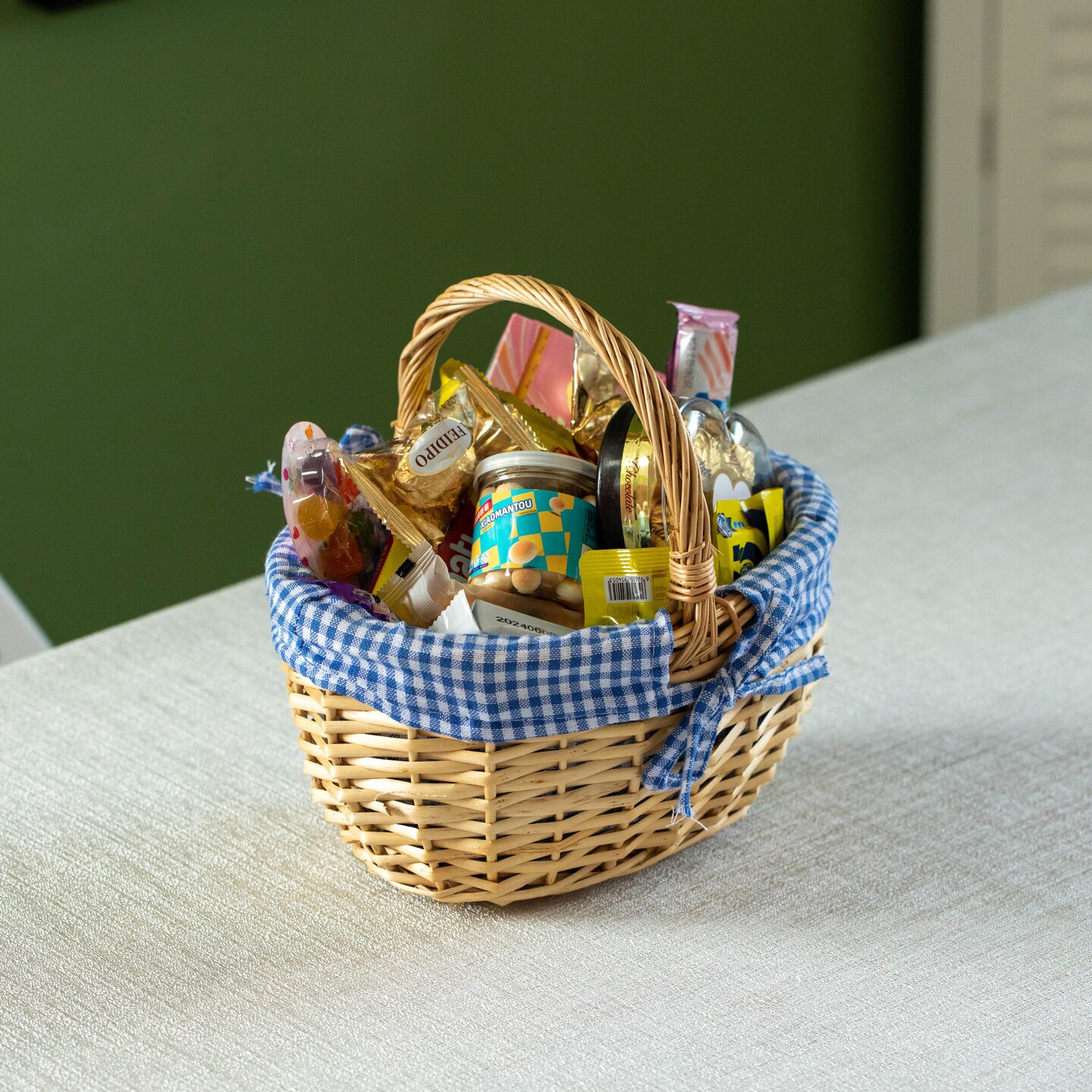 Wickerwise Picnic Basket with Handle, and Washable Plaid Liner - Ideal for Outdoor Adventures, Photoshoots and Home Décor - Perfect Gift Basket for Weddings and Holidays like Halloween