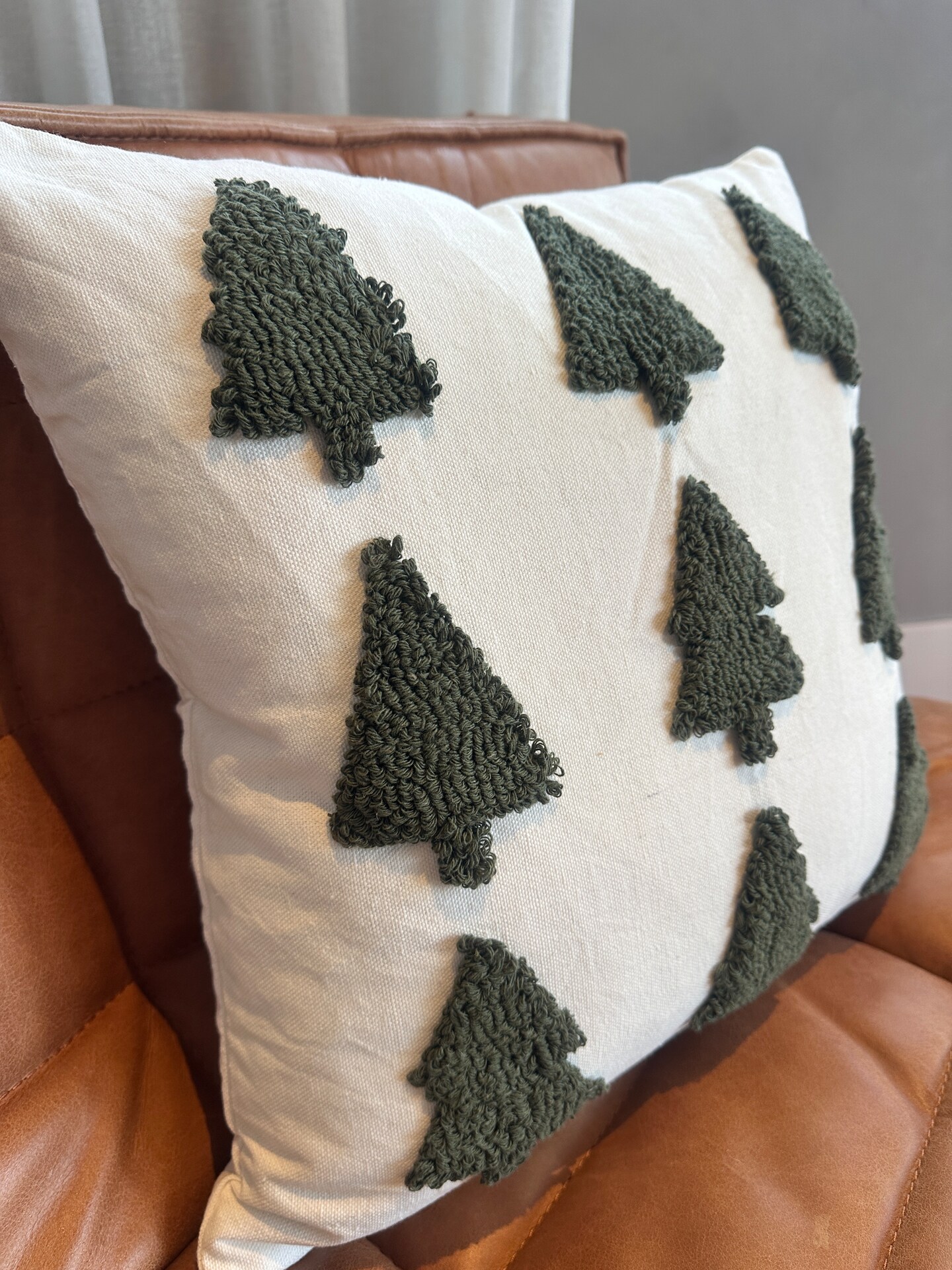 18&#x22; White &#x26; Forest Green Tufted Christmas Tree Pillow Cover