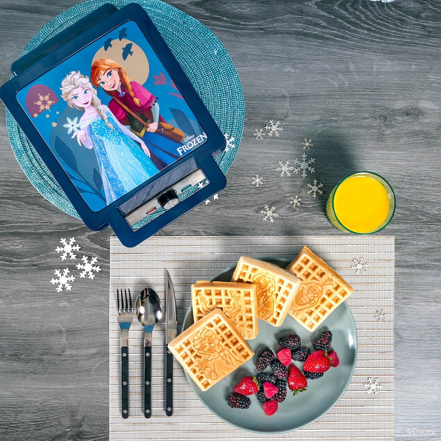 Uncanny Brands Disney Frozen Elsa, Anna, and Olaf Deluxe Waffler