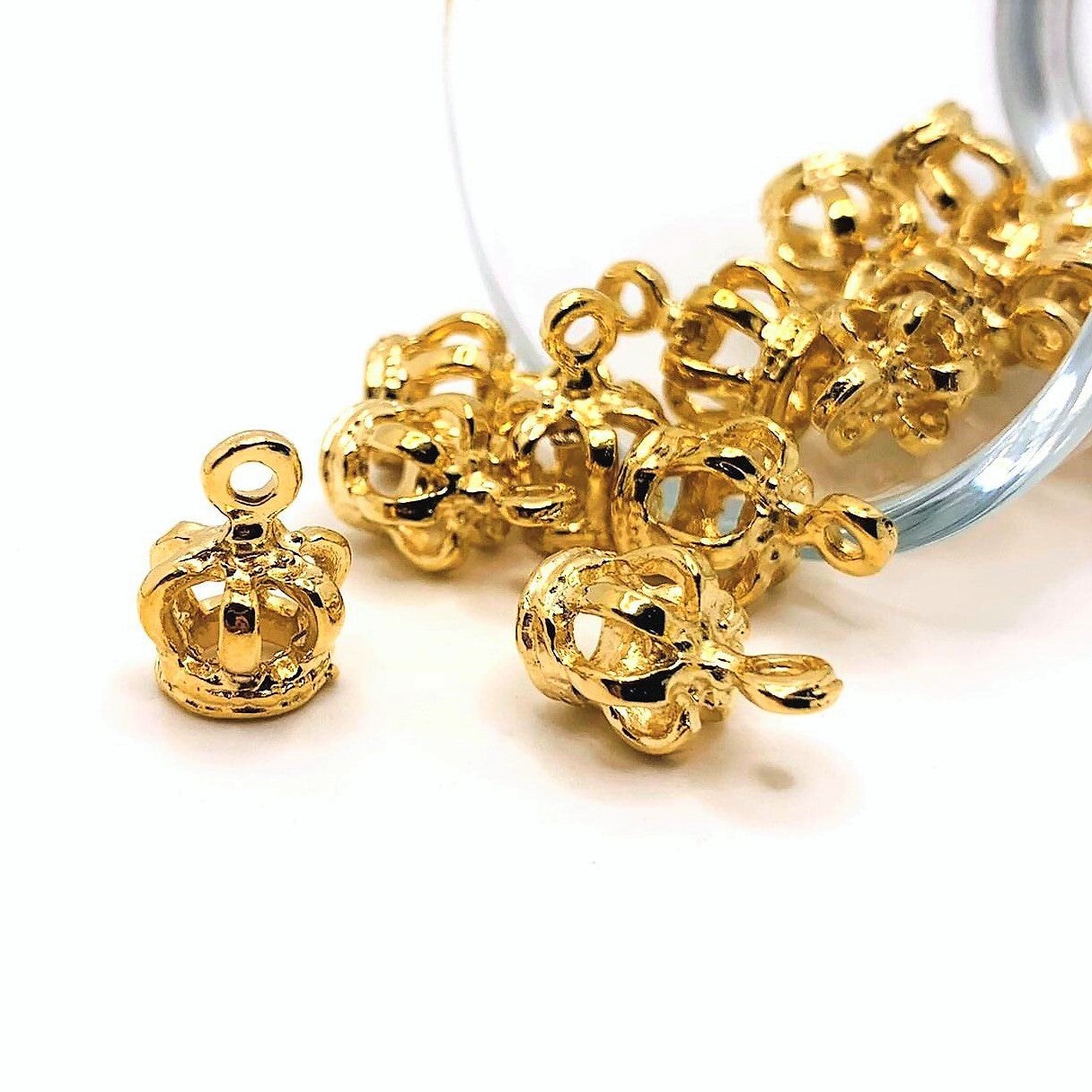 4, 20 or 50 Pieces: Gold 3D Crown Charms