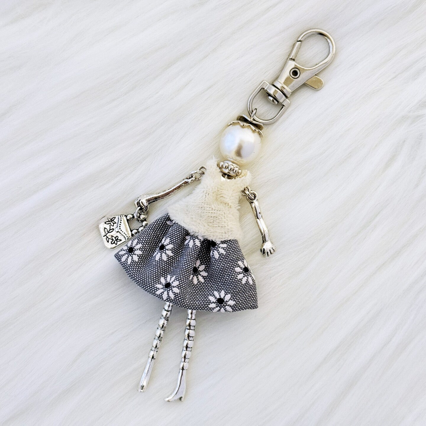 Wrapables Hanging Fashionista Doll Keychain, Crystal Rhinestone Keyring Bag Charm, Petite Daisies