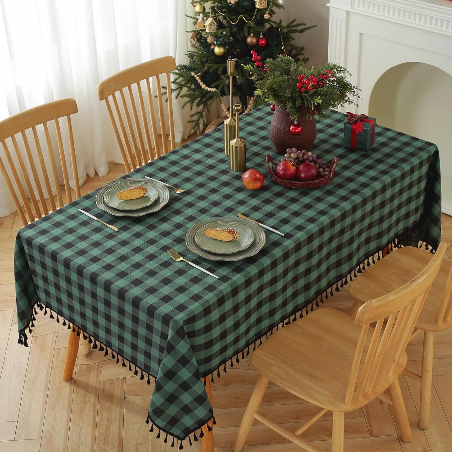 Christmas Checkered Tablecloth Rectangle Cotton Linen Fabric Gingham Table Cloth Buffalo Plaid Table Cover with Tassel Wrinkle Free Washable for Kitchen Holiday Dining, Green and Black, 55X55&#x27;&#x27;