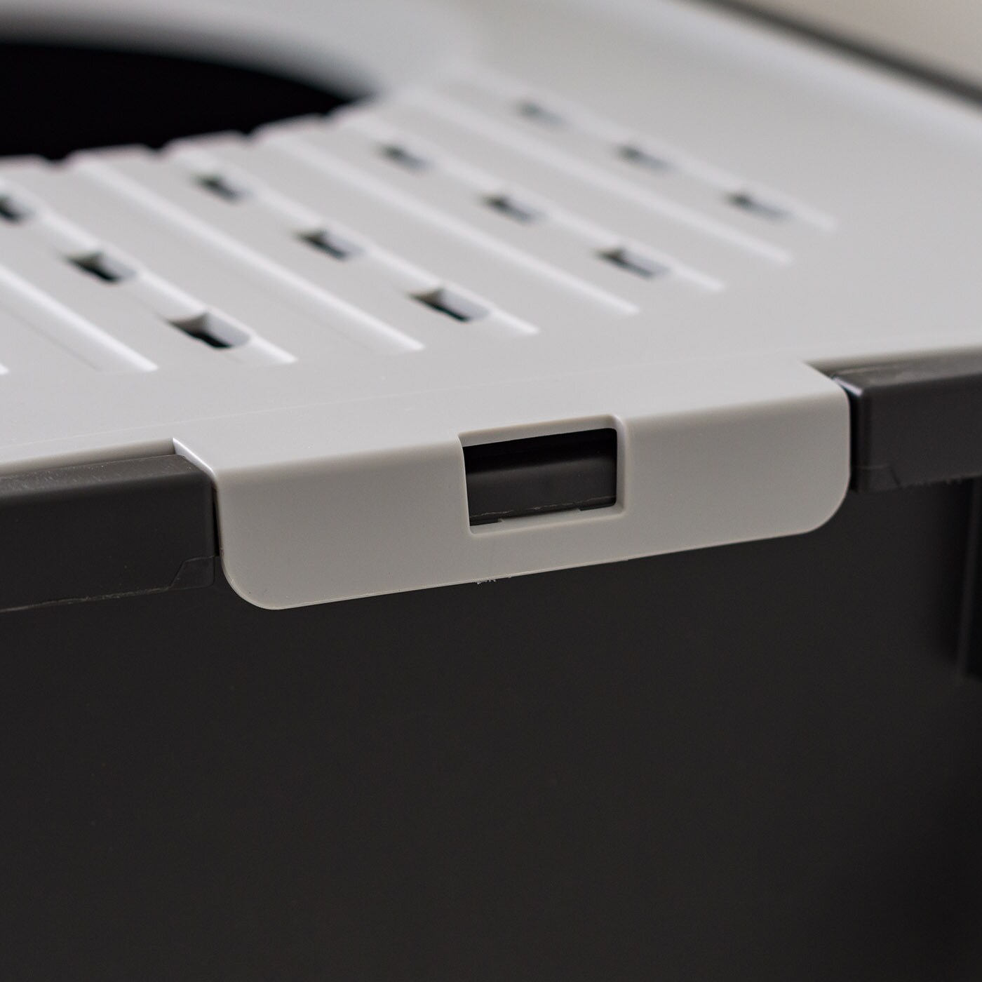 IRIS USA Top Entry Cat Litter Box with Litter Catching Lid, Privacy Walls and Scoop, Cat Pan