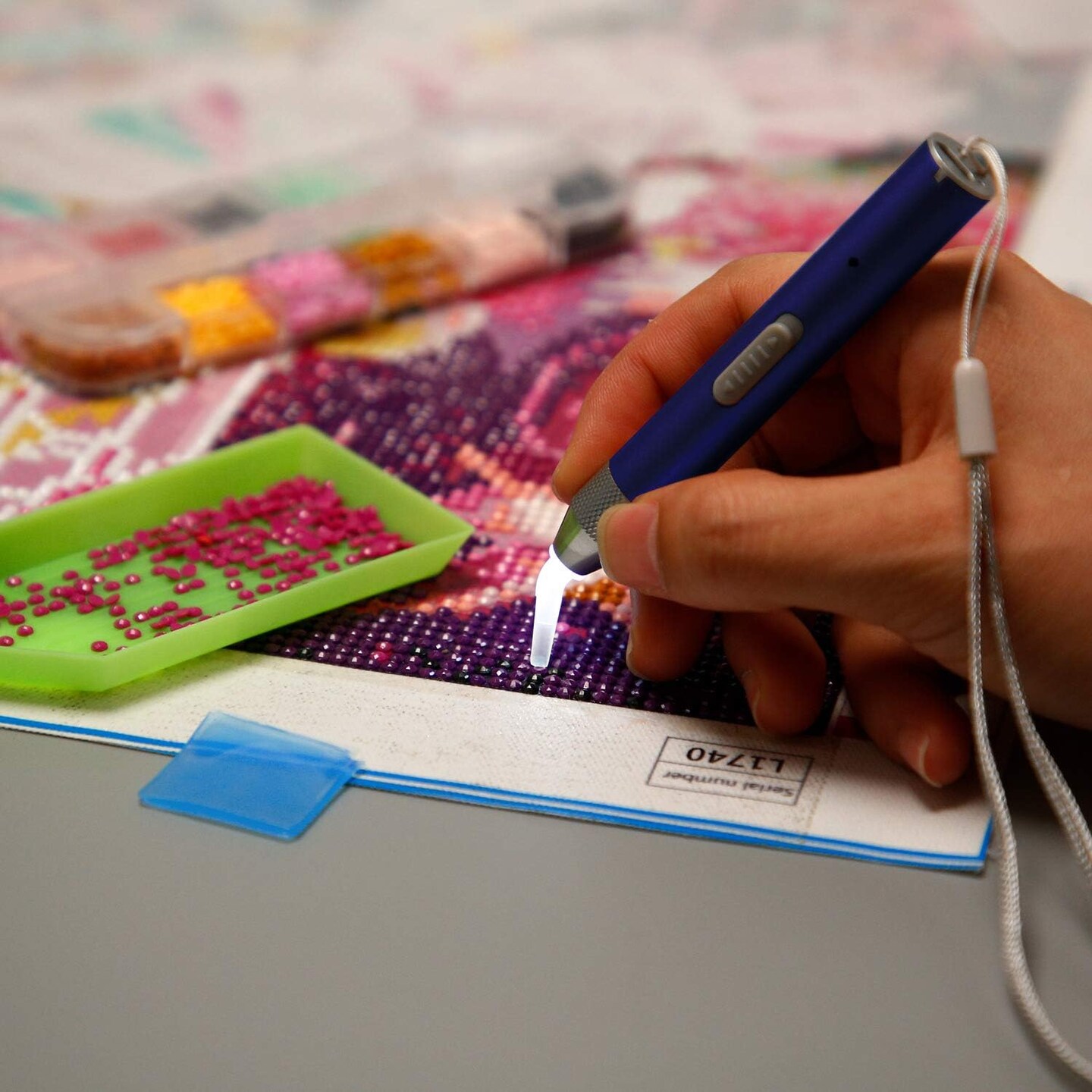 Diamond Painting Pen Point Drill Pen with Light 5D DIY Diamond Painting Tool with 20 Pieces Painting Glue Clay 5 Pieces Replacement Pen Heads for DIY Painting Craft (Blue)