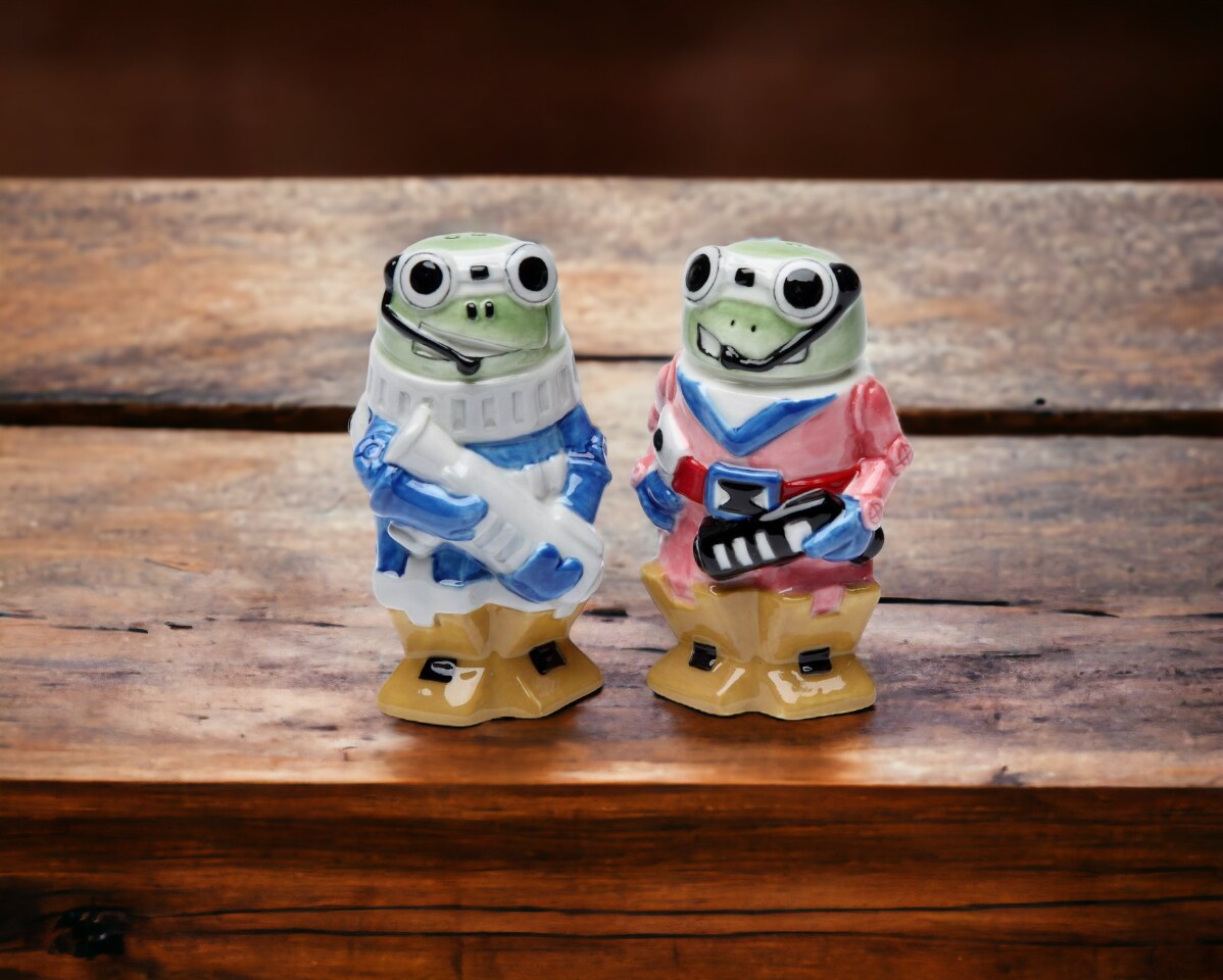 Ceramic Robot Frog Salt &#x26; Pepper Shakers, Home D&#xE9;cor, Gift for Her, Mom, Spring D&#xE9;cor, Cottagecore, Nature Lover Gift