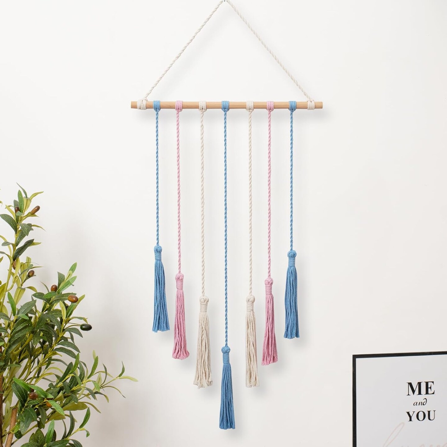 Macrame Wall Hanging Boho Hanging Photo Display with 20 Clips&#xFF0C;Macro Photo Frame for Living Room, Dining Room, Home Decor&#xFF0C;Hair Clip Display&#xFF0C;Christmas Birthday Gifts(Coloured)