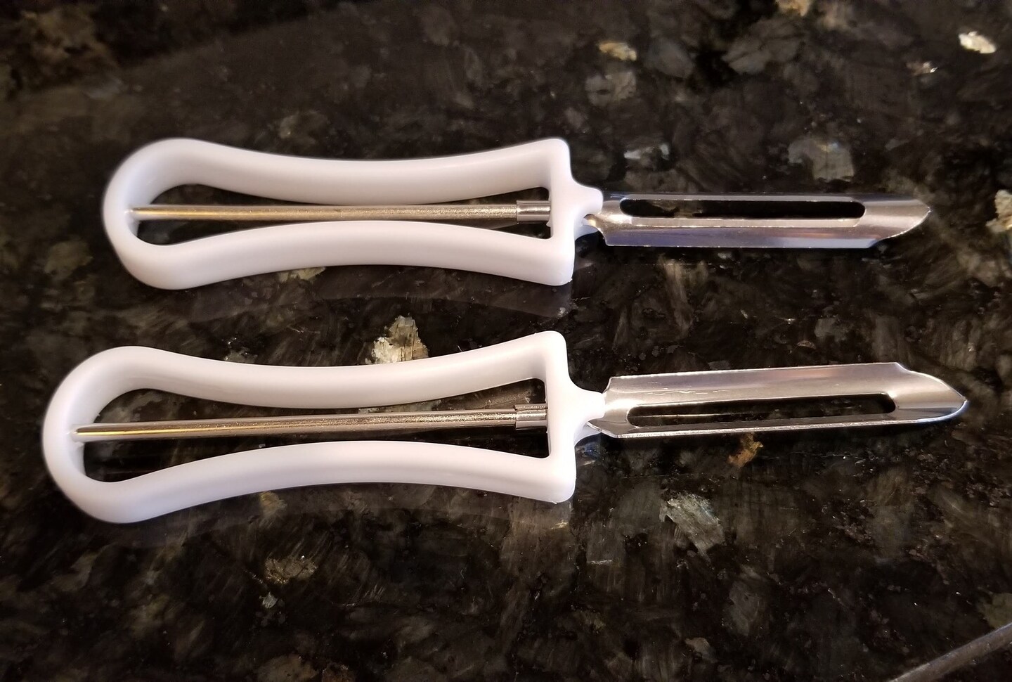 Handy Housewares 2 Piece Fruit &#x26; Vegetable Swivel Blade Peeler Set - Great for Apples, Carrots and Potatoes