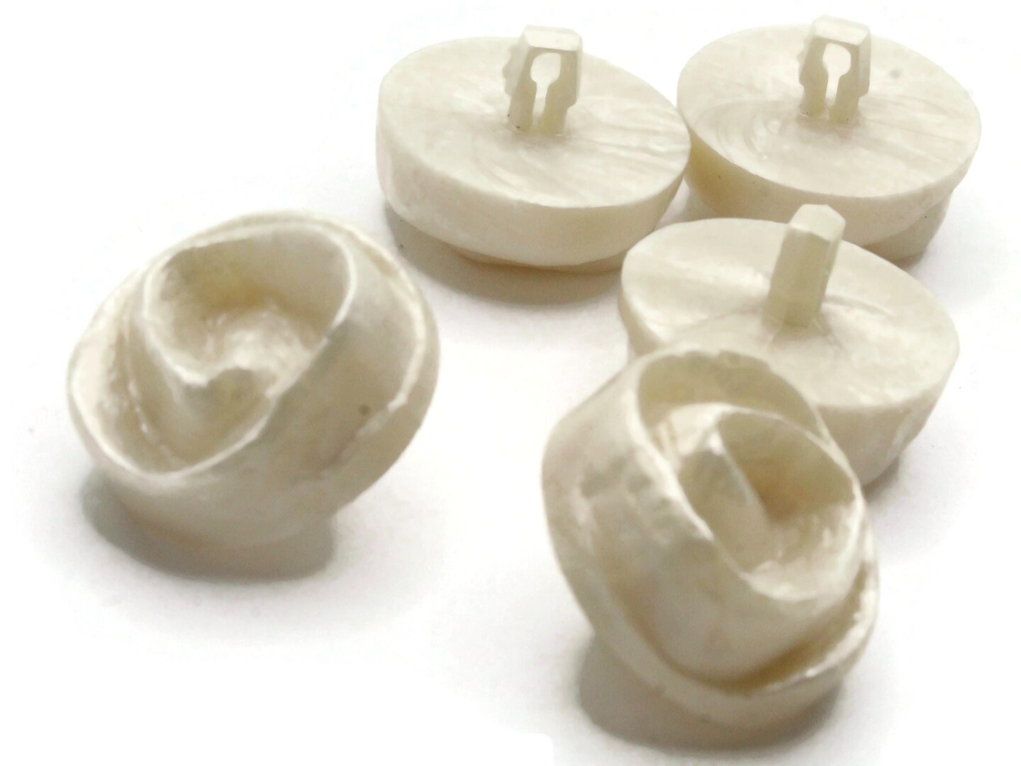 5 23mm Vintage Off White Flower Plastic Shank Buttons