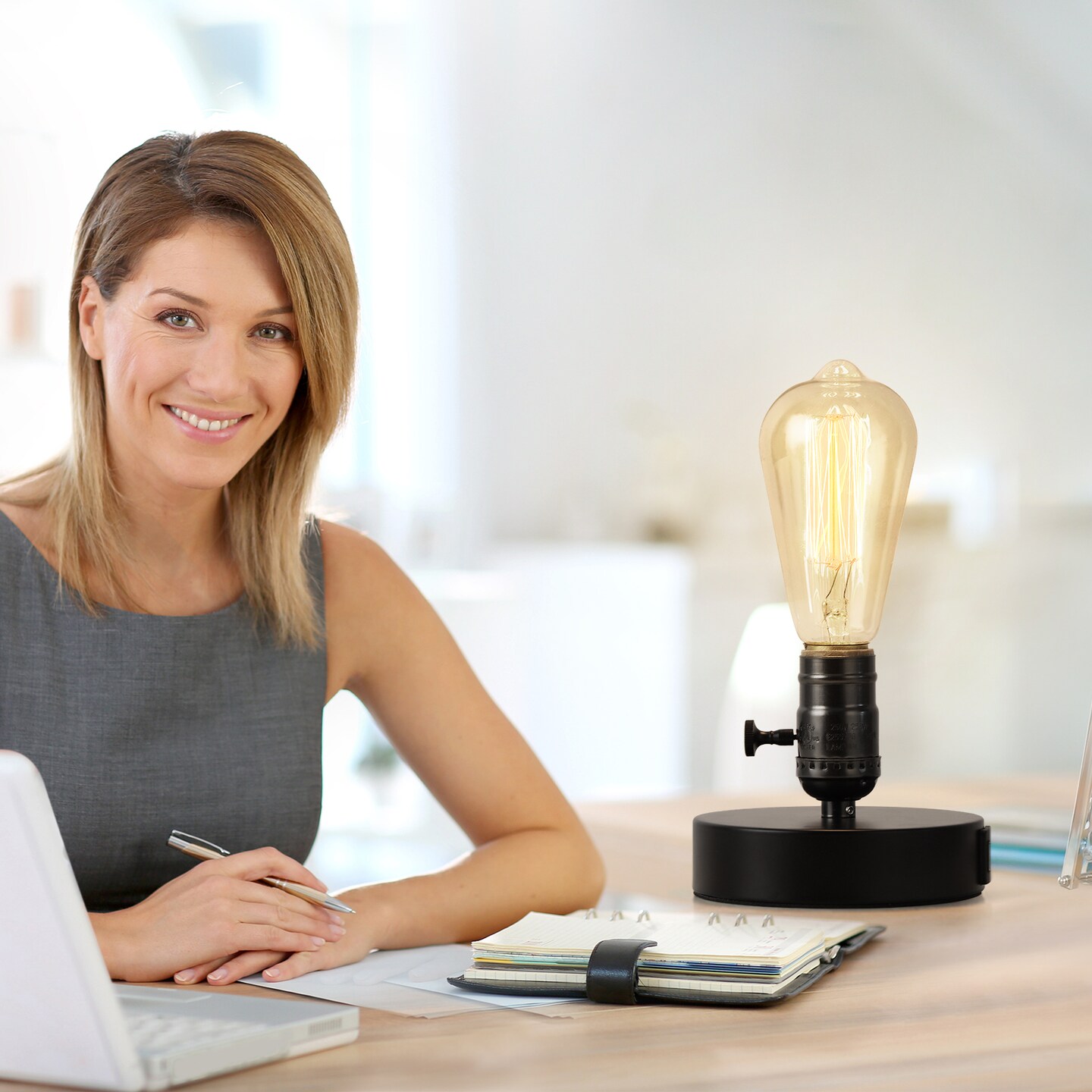 Industrial Vintage Desk Lamp with 2 USB Ports Retro Wood & Metal Table Light for Bedroom, Office, or Café