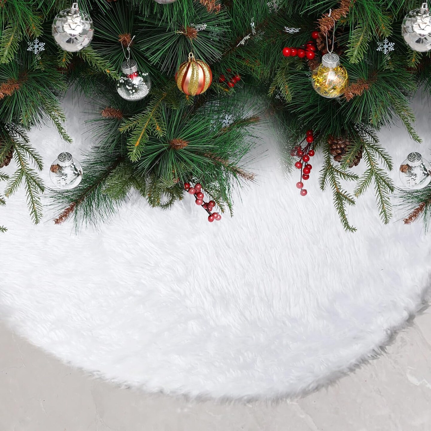 31 Inch White Christmas Tree Skirt (White)